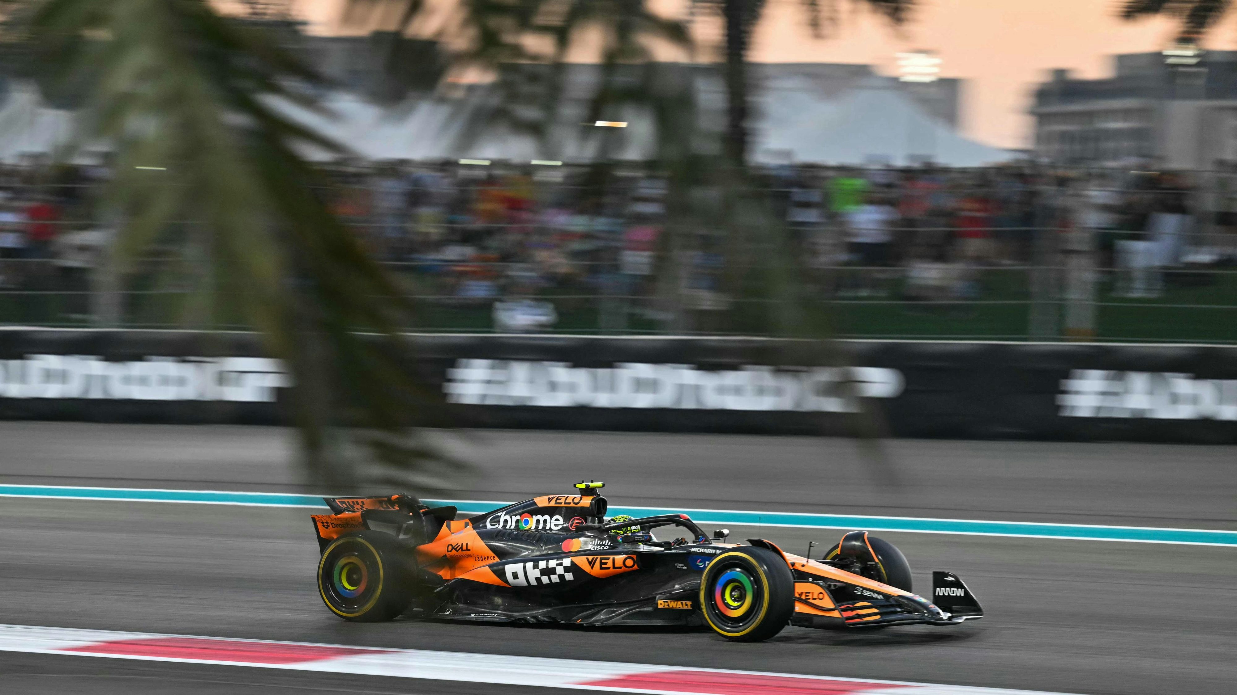 Lando Norris rast im letzten Saisonrennen zum Sieg.