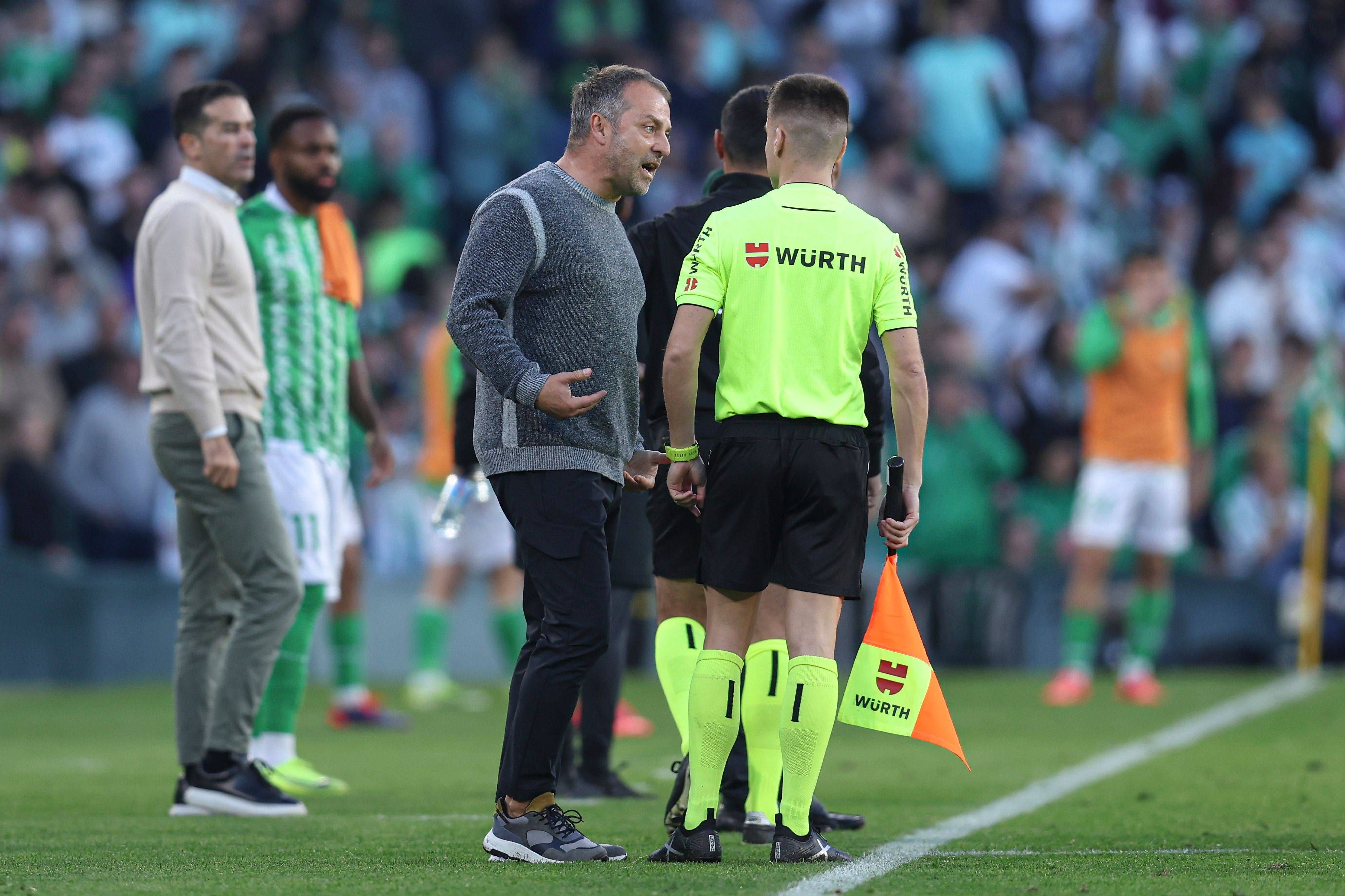 Hansi Flick wird gegen Real Betis mit Rot vom Platz gestellt. Er protestierte zu vehement gegen eine VAR-Entscheidung. 