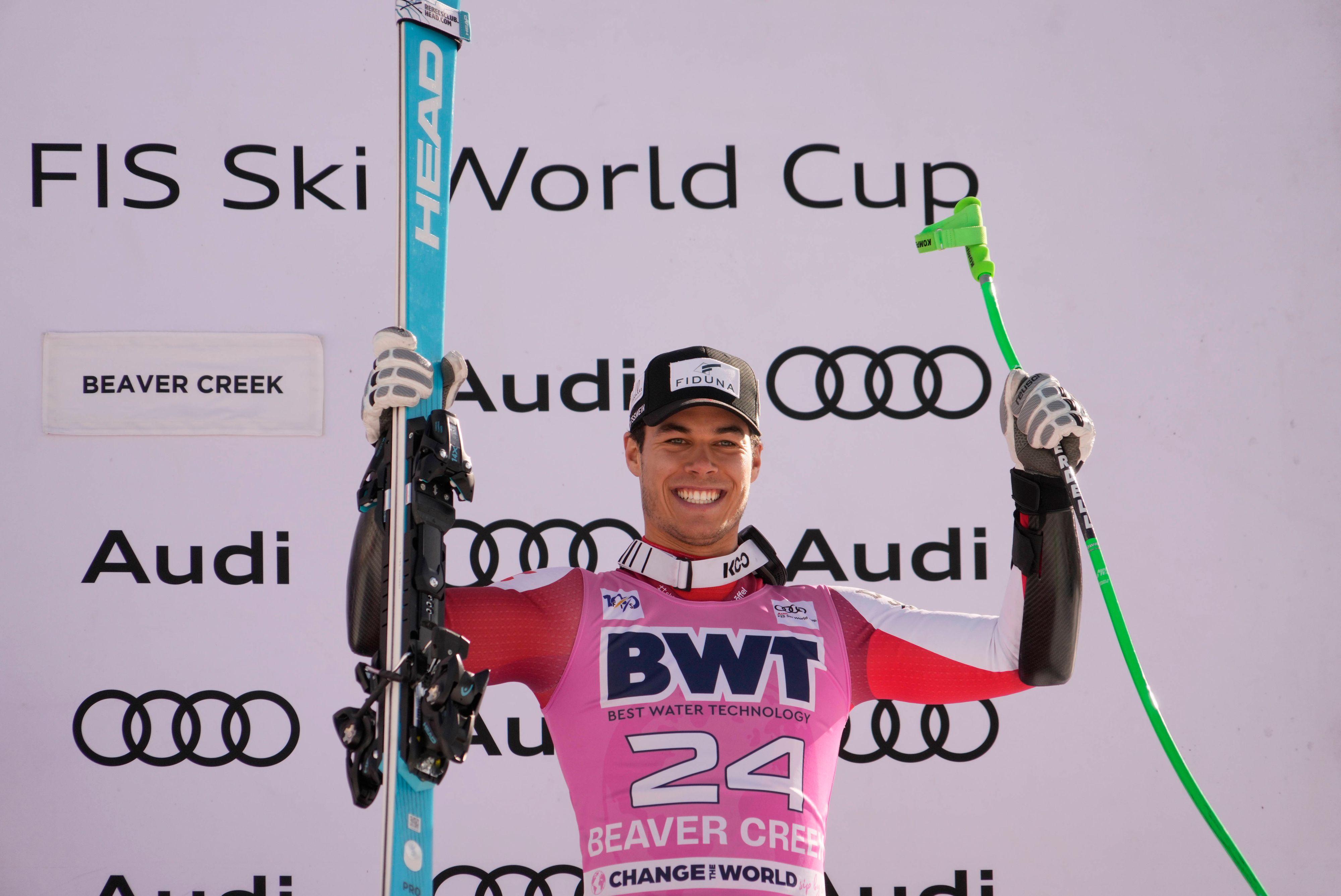 Lukas Feurstein jubelt am Podest.