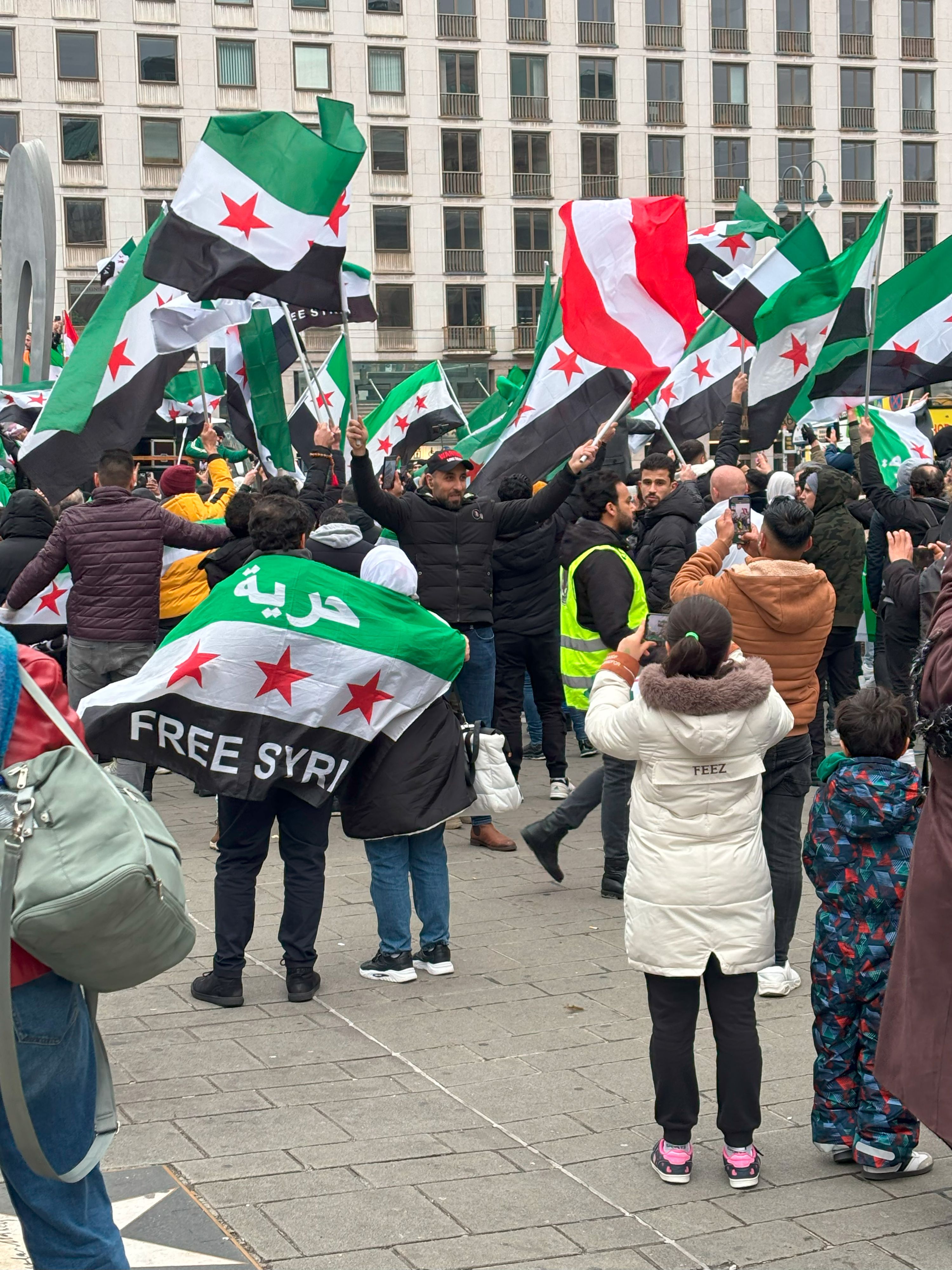 Hunderte Syrer feiern vor der Wiener Staatoper