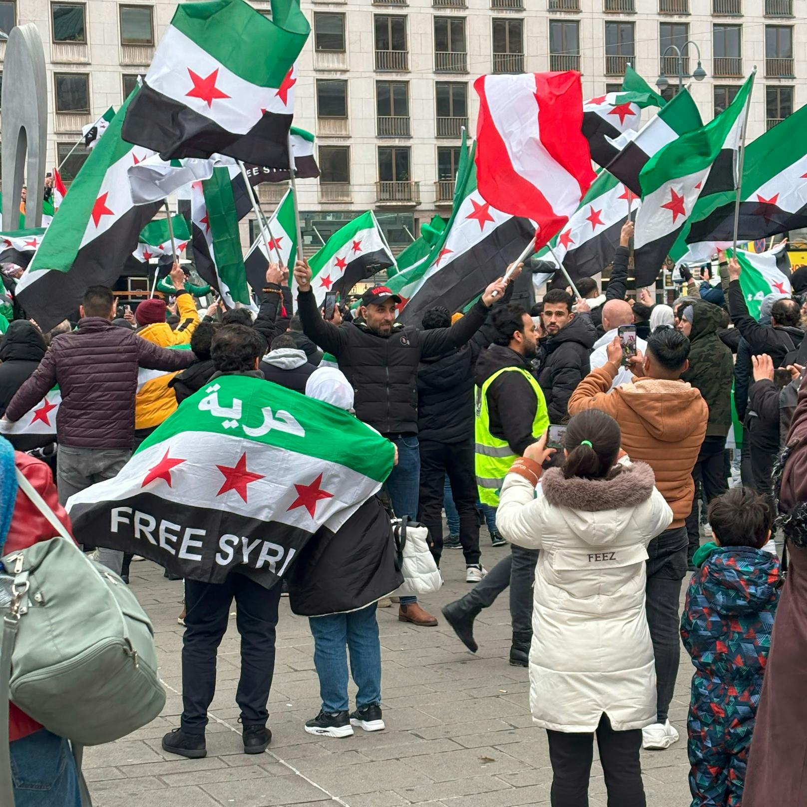 Hunderte Syrer feiern vor der Wiener Staatoper