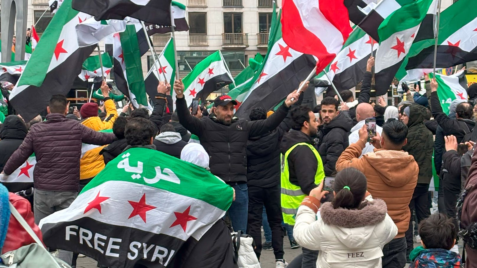 "Allahu Akbar!" Tausende Syrer feiern Assad-Aus in Wien