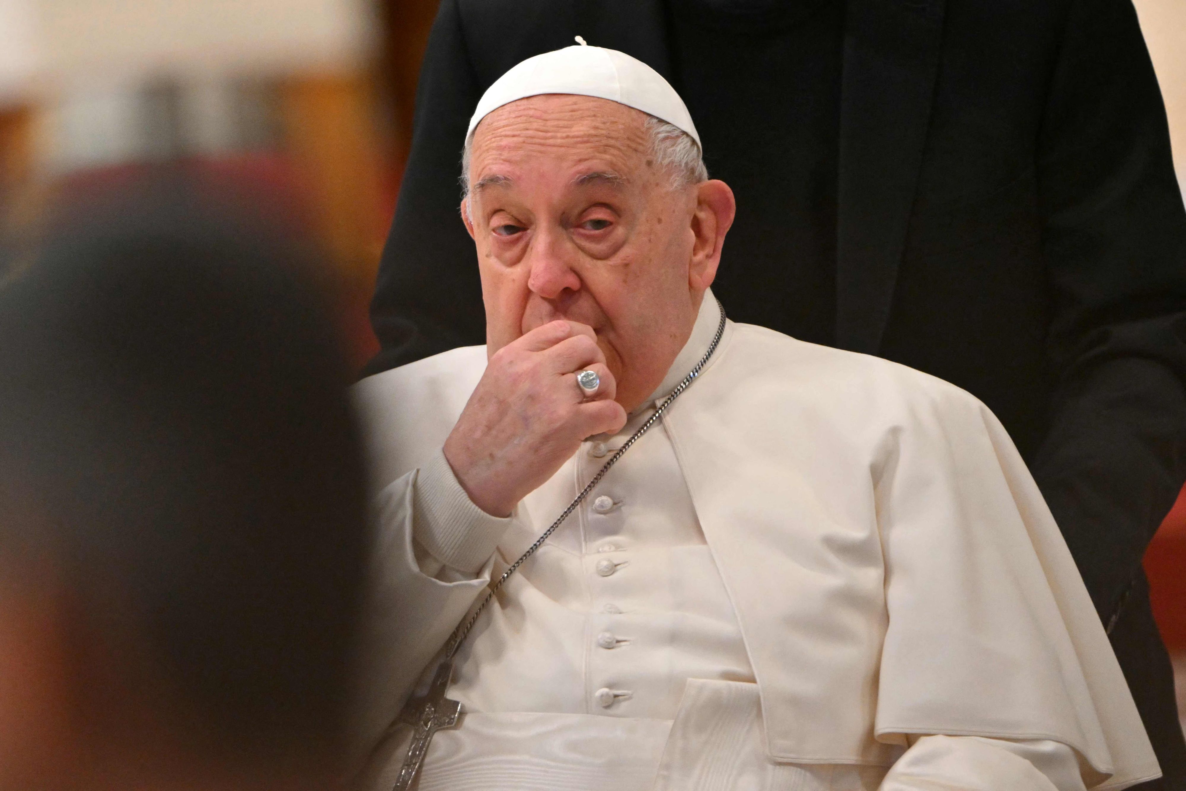 Franziskus zeigte sich bei der Messe mit einem Bluterguss am Kinn. Die Verletzung entstand bei einem häuslichen Unfall.