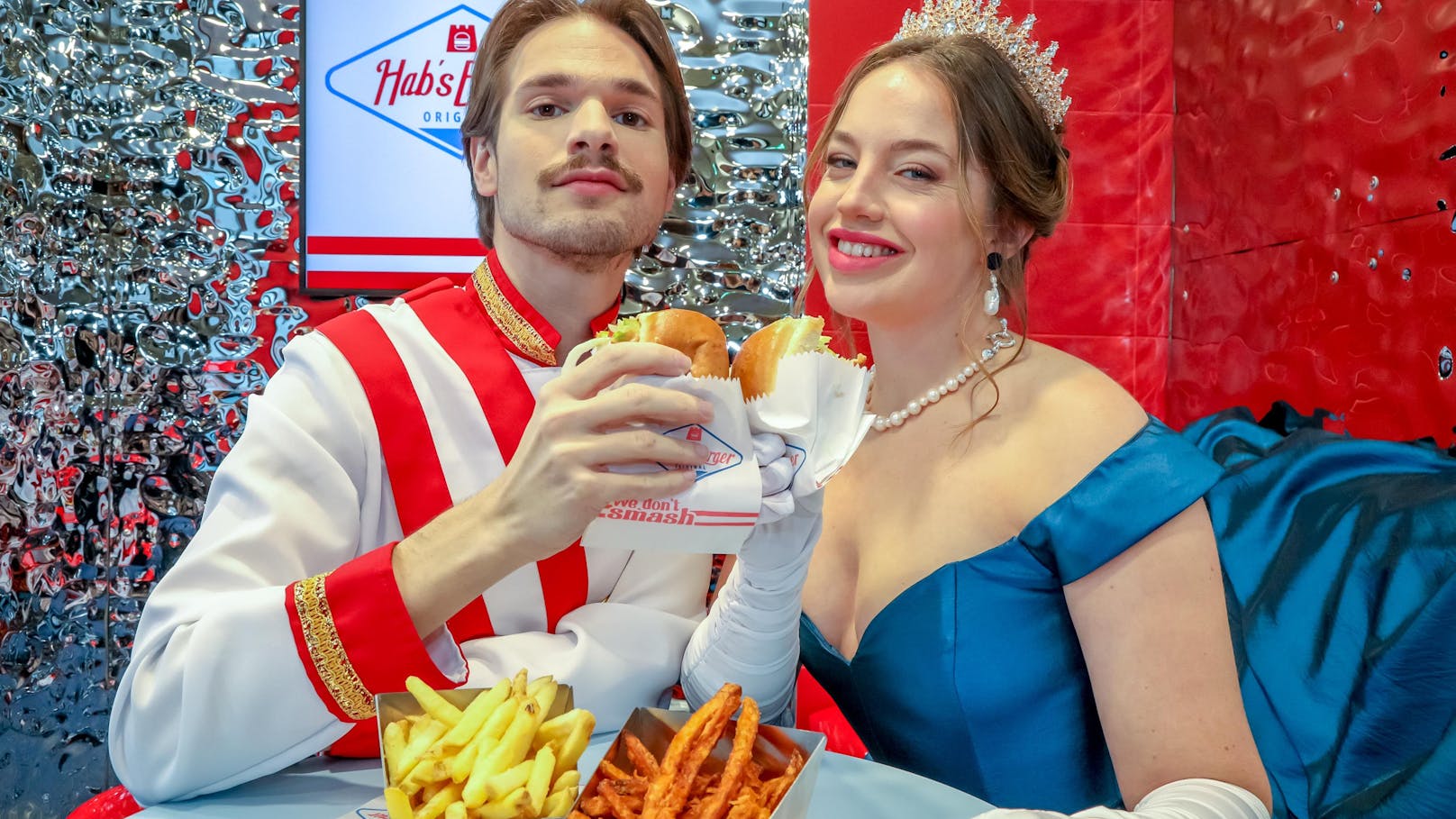 Natürlich gibt es auch große Burger und selbstverständlich Pommes.