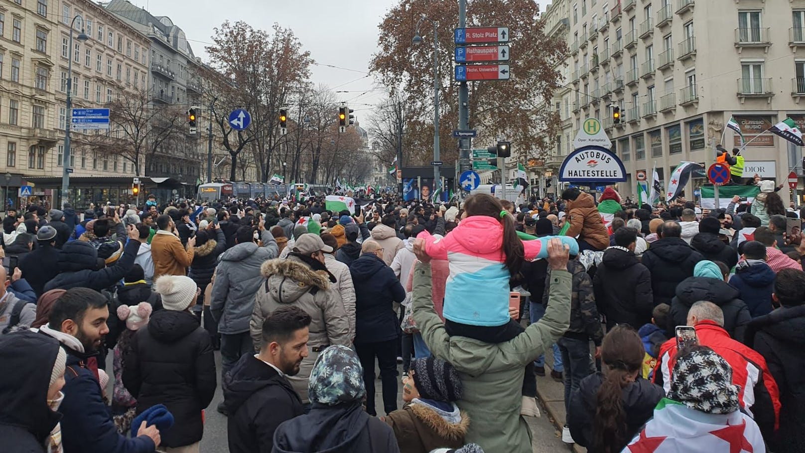 Die Demonstration bewegt sich in Richtung des Parlaments.