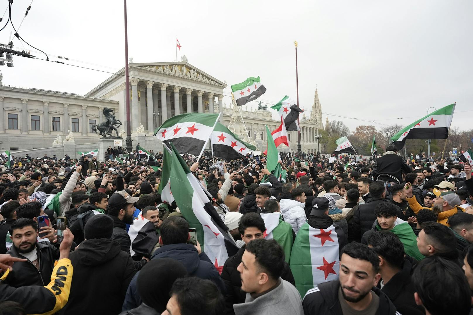 Mehrere Tausend Syrer feierten den Sturz des Assad-Regimes vor dem Parlament in Wien.