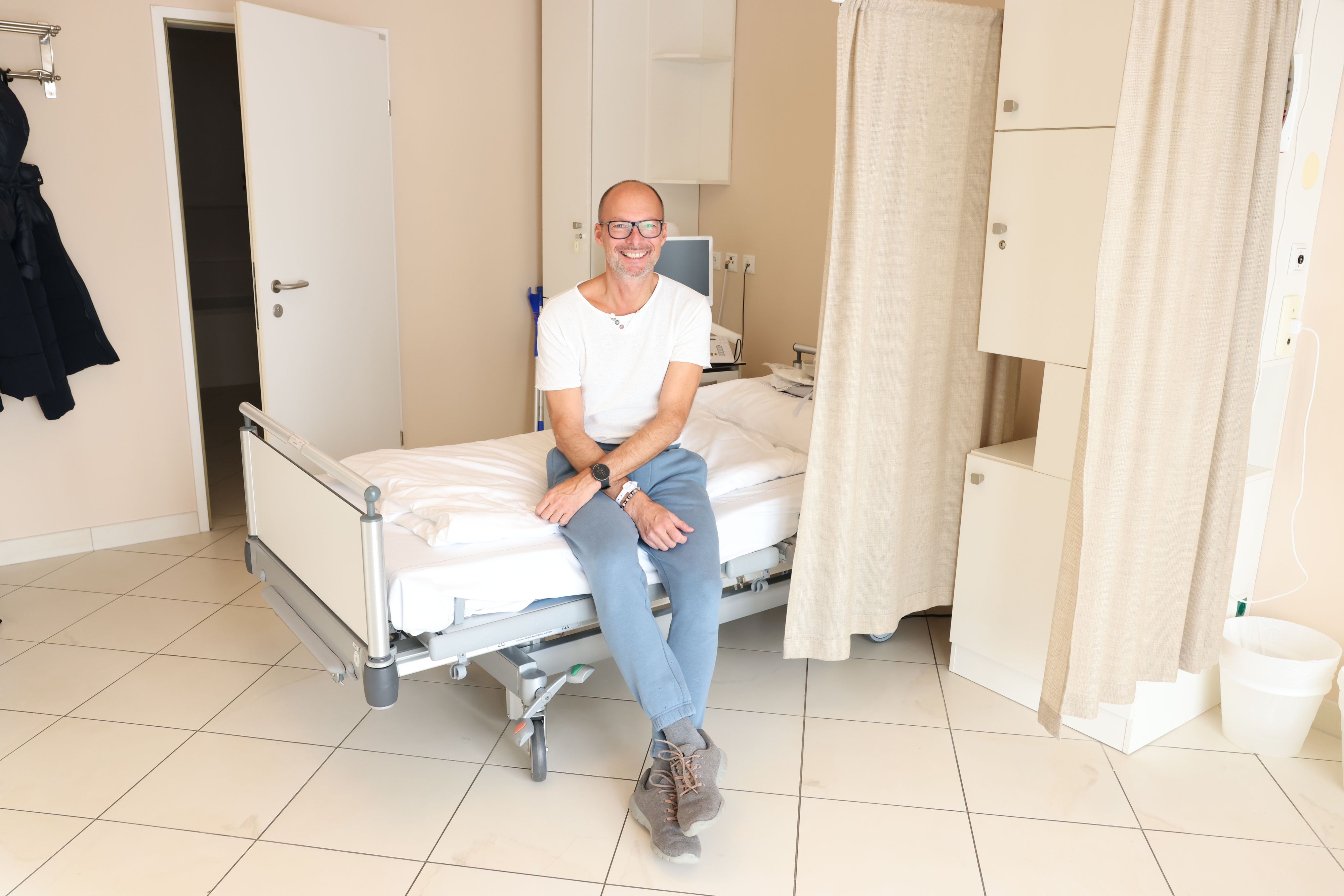 Christian S. (57) wollte nicht monatelang auf die Knie-OP warten, ließ den Eingriff in der Atomos Privatklinik durchführen.