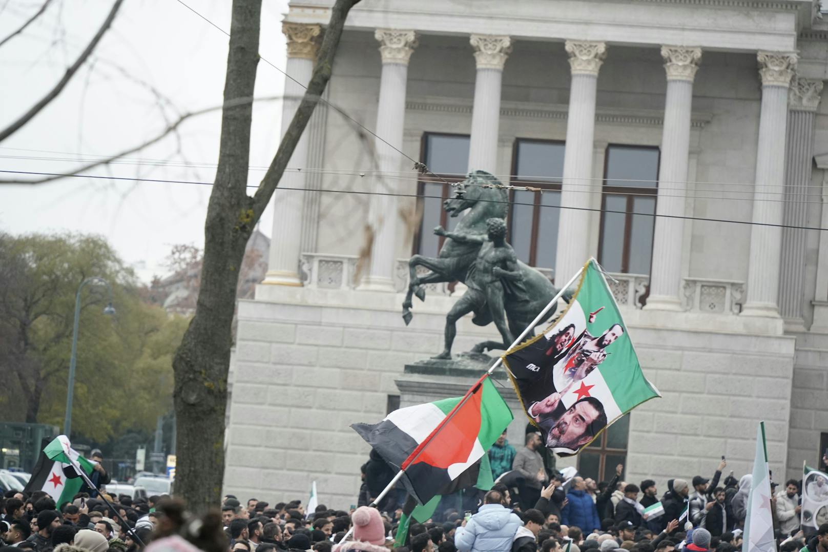 Mehrere Tausend Syrer feierten den Sturz des Assad-Regimes vor dem Parlament in Wien.