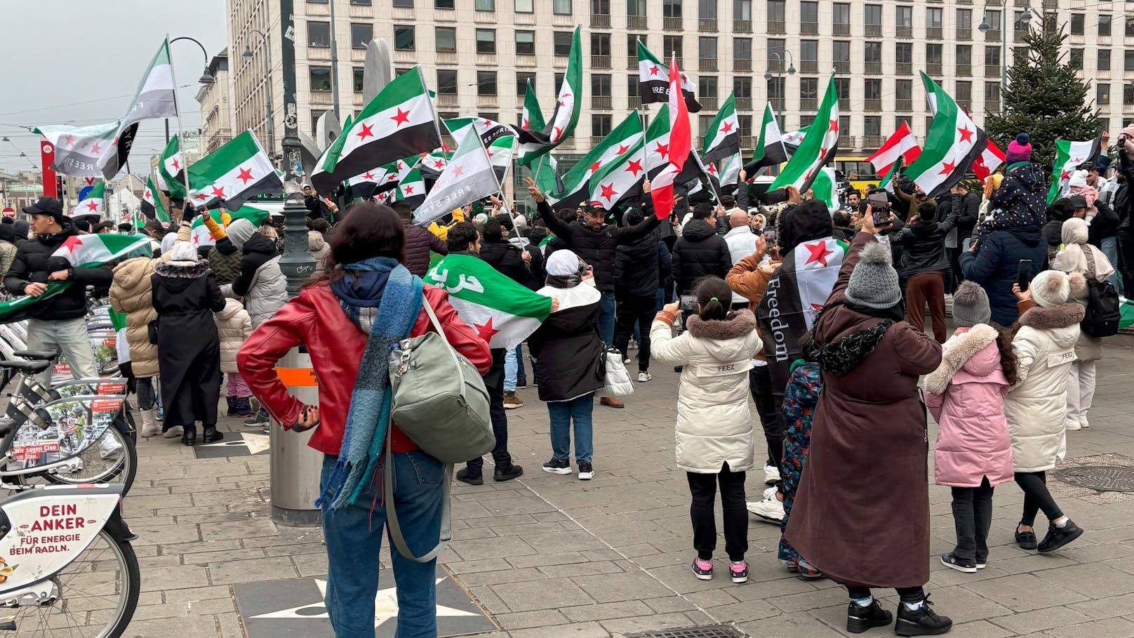 Hunderte Syrer feiern vor der Wiener Staatoper