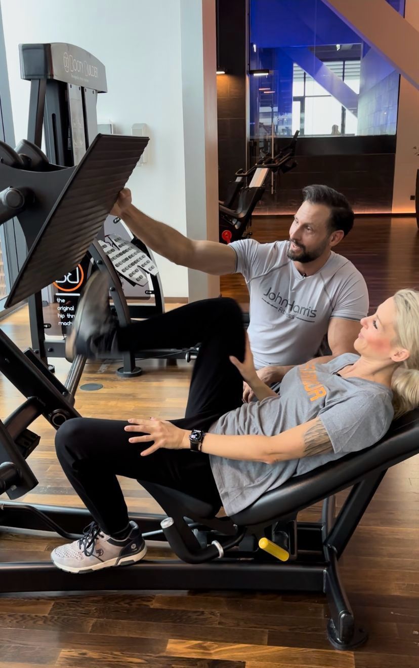 Dengg macht Simone Lugner für das harte Training bei 