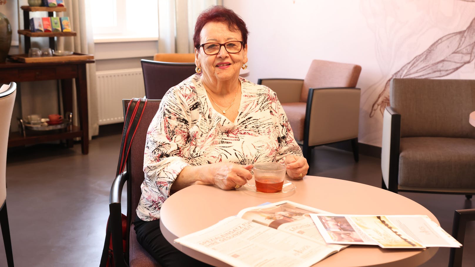 Brigitte M. (75) sucht alle vier bis fünf Wochen die Ambulanz der Atomos Klinik auf.