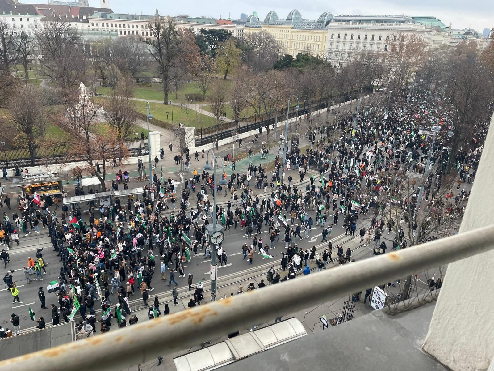 Tausende Syrer marschieren über den Ring.