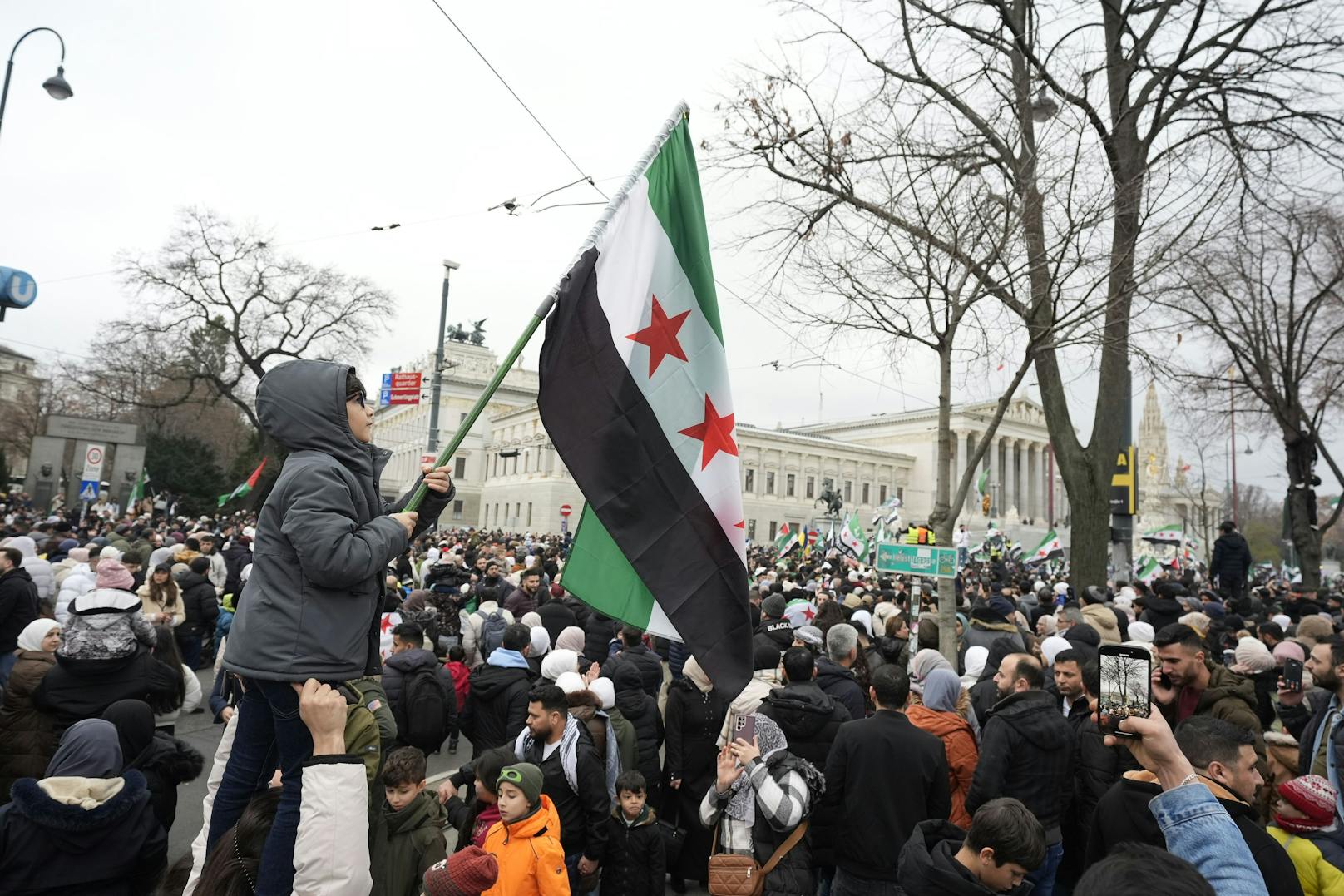 Mehrere Tausend Syrer feierten den Sturz des Assad-Regimes vor dem Parlament in Wien.