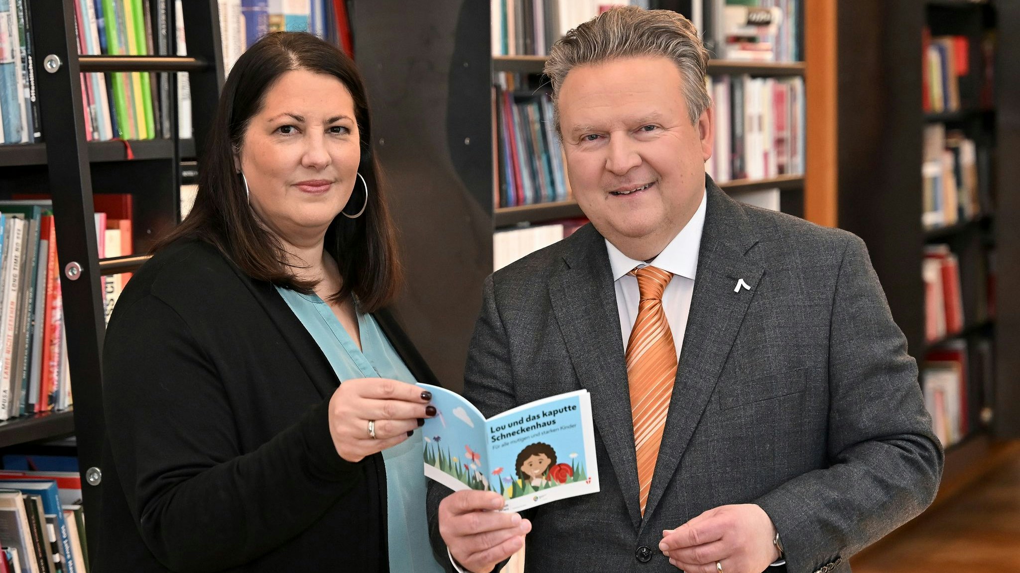 Frauenstadträtin Kathrin Gaál und Bürgermeister Michael Ludwig präsentieren das neue Kinderbuch.