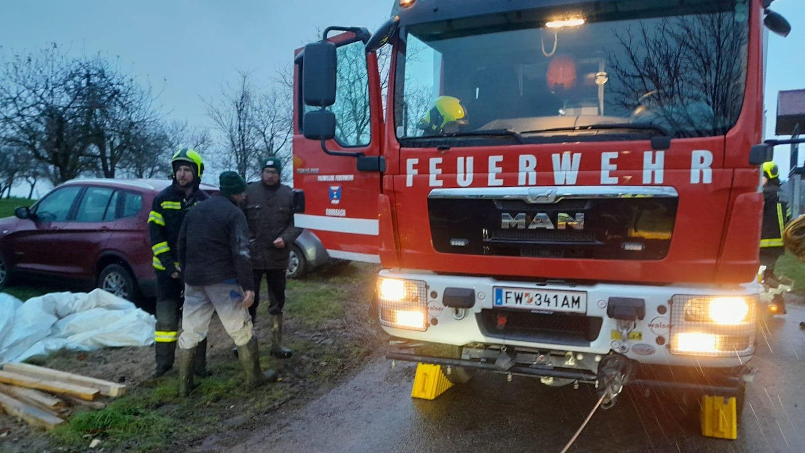 Alkolenkerin kracht in Auto, fährt dann Polizei davon