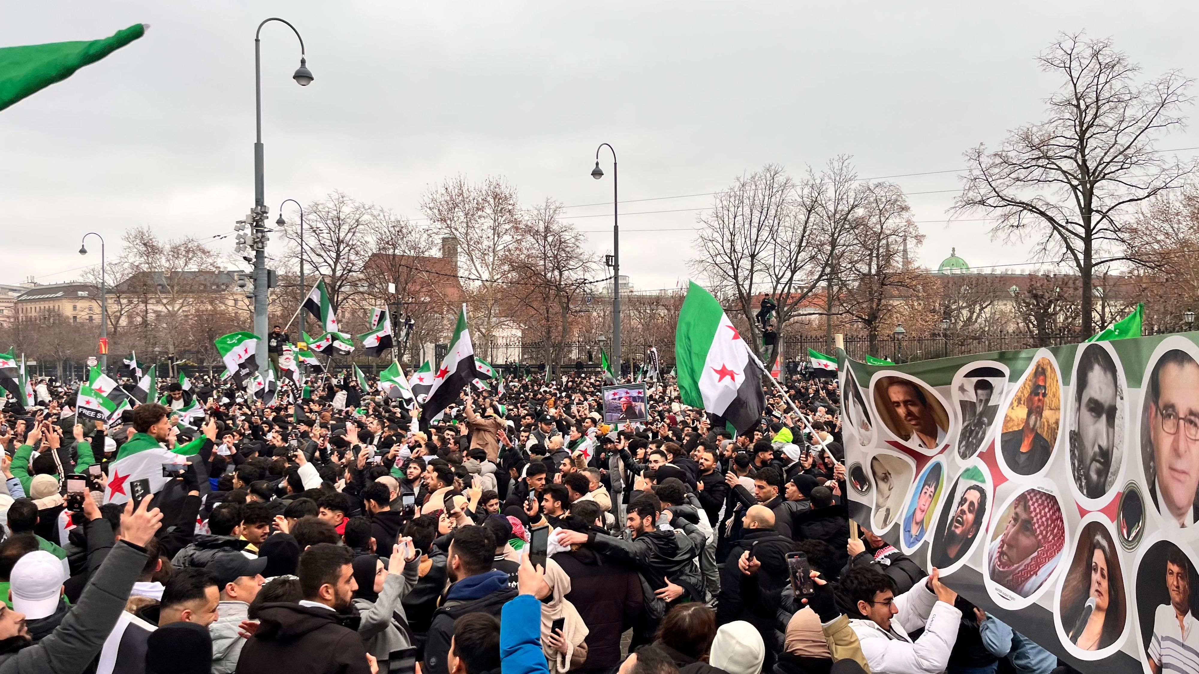 Tausende Syrer feiern den Sturz des Assad-Regimes vor dem Wiener Parlament. Doch was heißt dieser nun für sie?