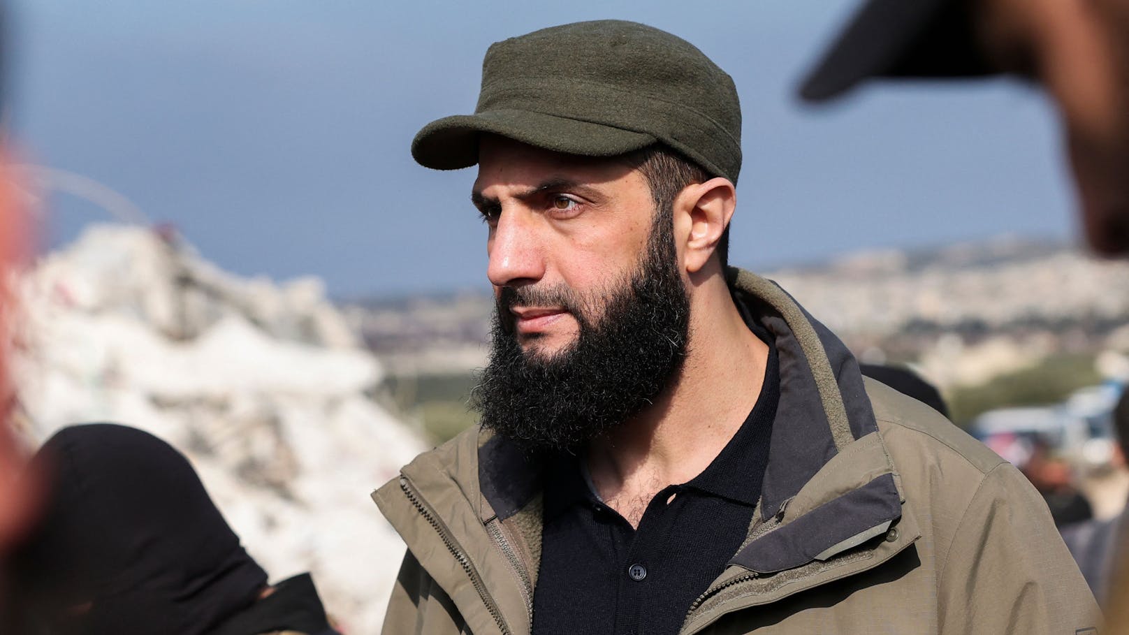 Abu Mohammed al-Dscholani stützte er mit der HTS-Miliz Diktator Baschar al-Assad, steht aber weiter auf Terrorlisten.