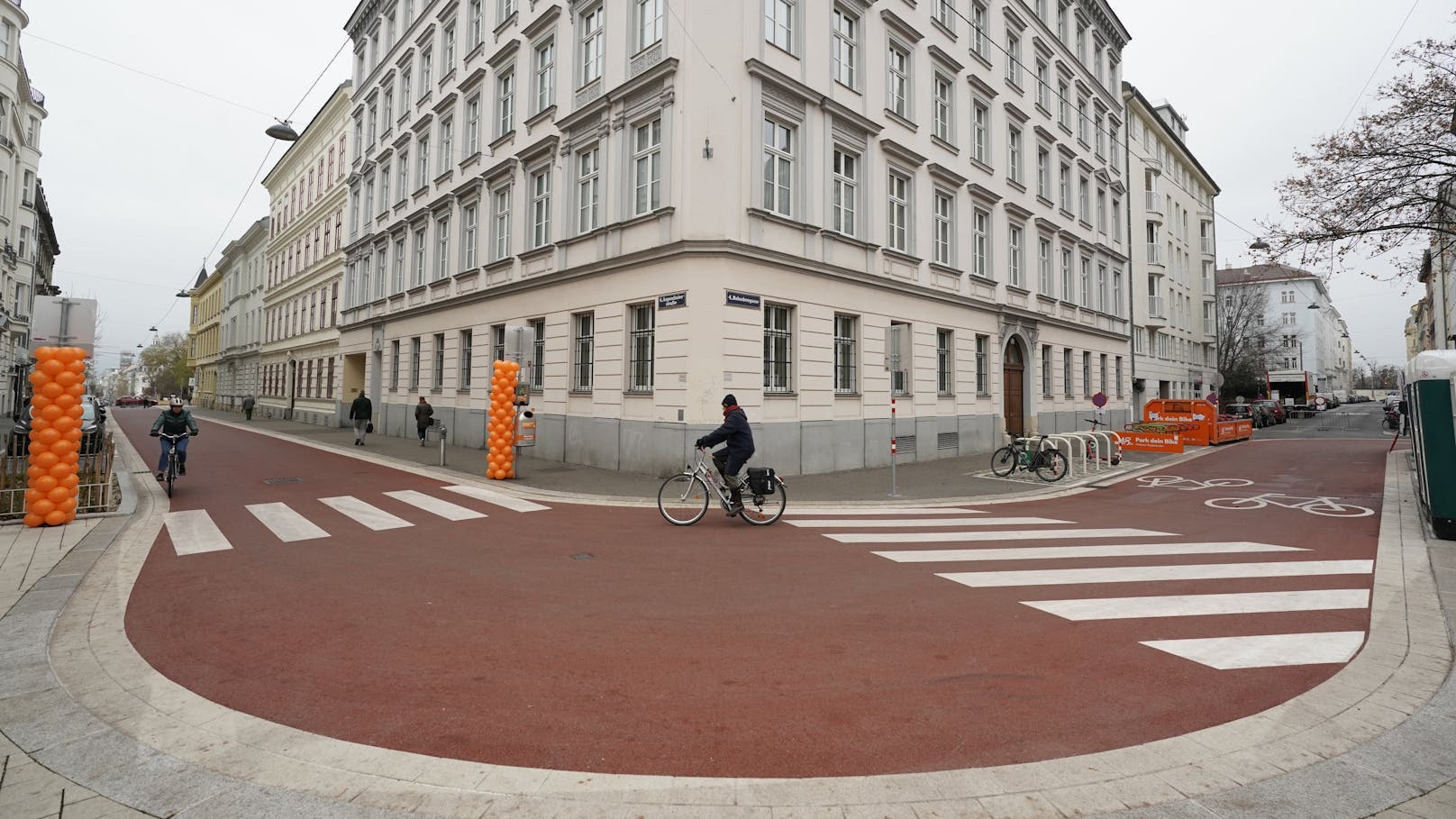 Mit markant rotem Belag bringt die neue Fahrradstraße mehr Sicherheit.