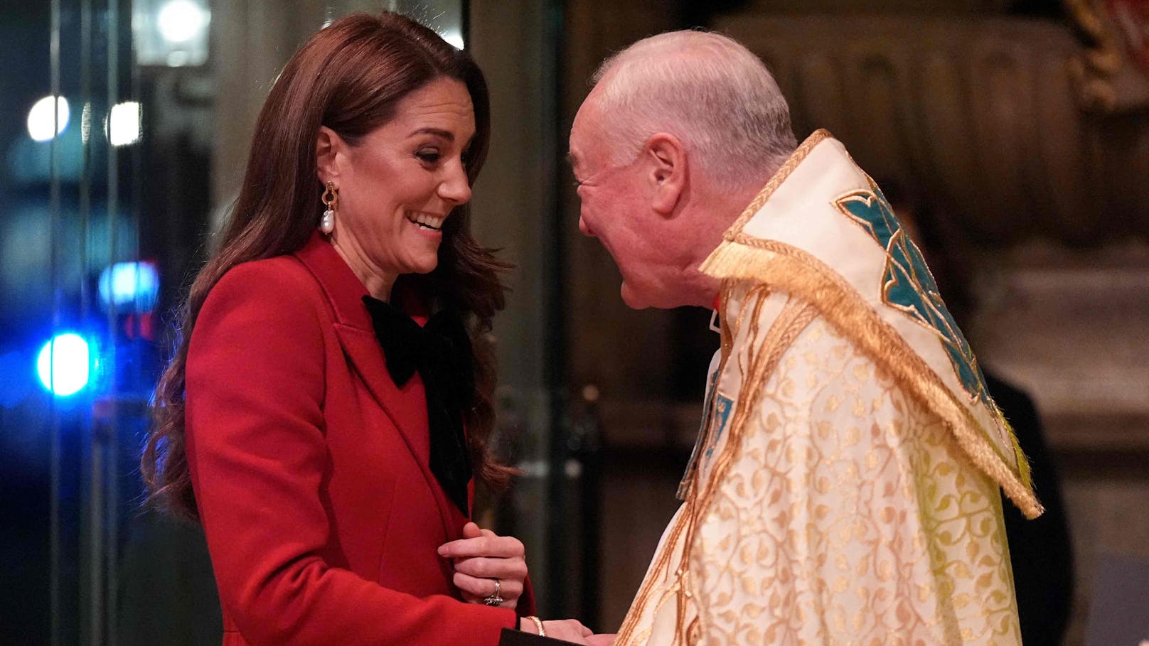 Das blitzte in der Kirche unter Kates Mantel hervor