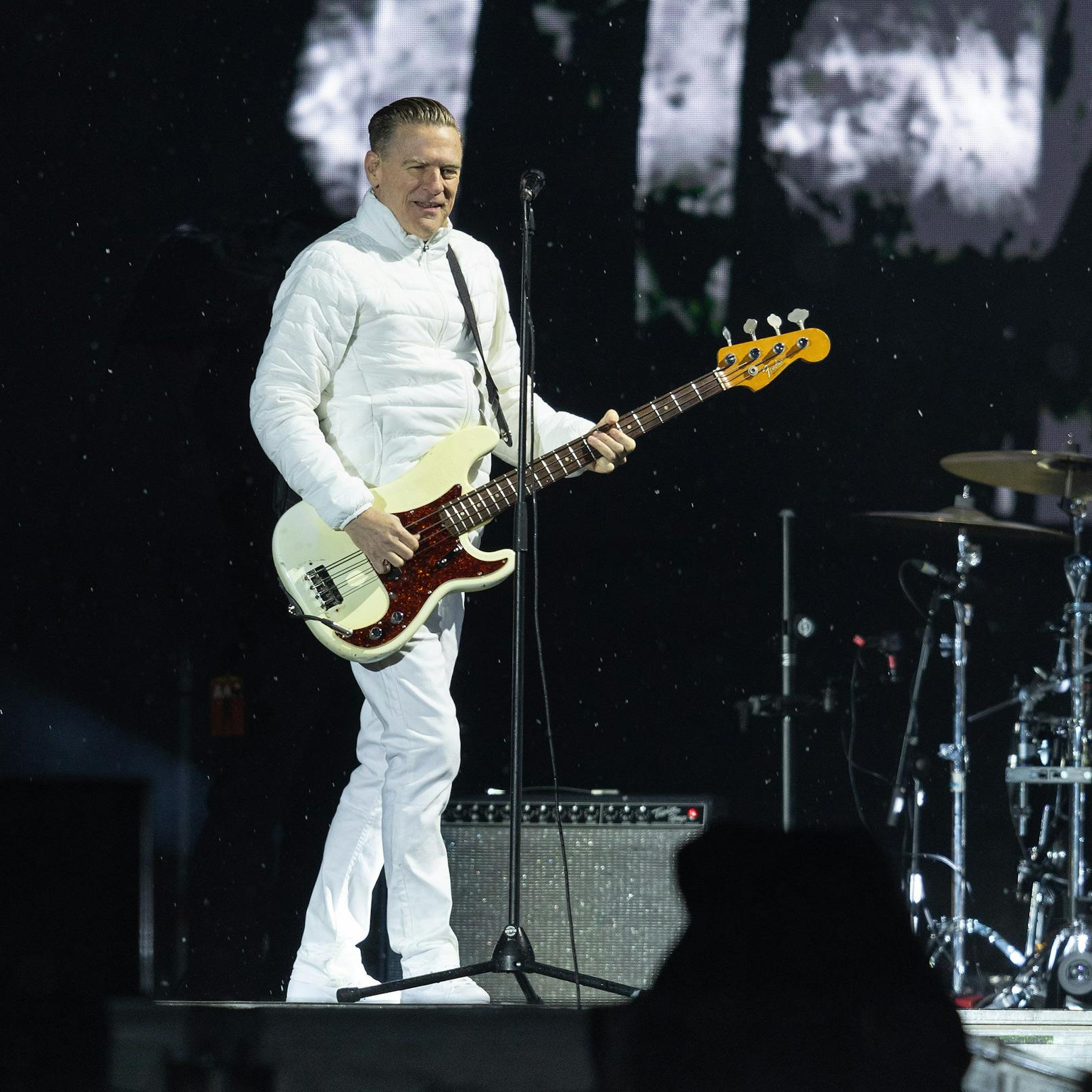 Der kanadische Rockstar <strong>Bryan Adams</strong> heizte mit einem energiegeladenen, knapp zweistündigen Konzert der Extraklasse ein. Hits wie "Summer of 69" oder "Everything I Do (I Do It For You)" durften da nicht fehlen.