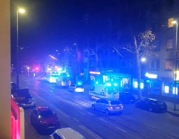 Blaulichtgewitter am Hoßplatz.