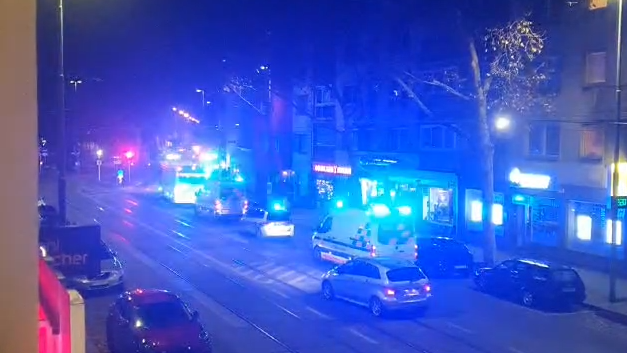 Blaulichtgewitter am Hoßplatz.