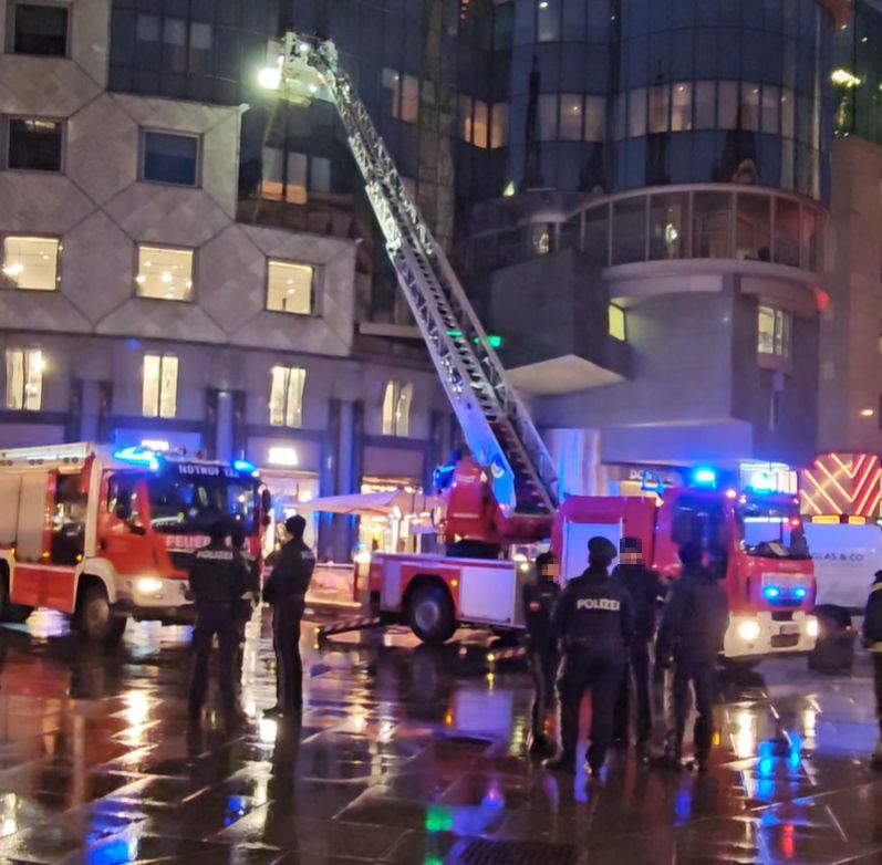 Zerbrochene Fensterscheiben sorgten für eine kurzfristige Absperrung am Stephansplatz.