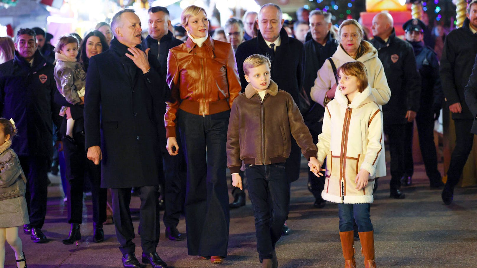 Charlène mit ihren beiden Kindern am Christkindlmarkt.