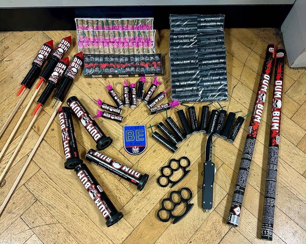 Die Polizei stellte am Wochenende verbotene Pyrotechnik und verbotene Waffen sicher. (Archivbild)
