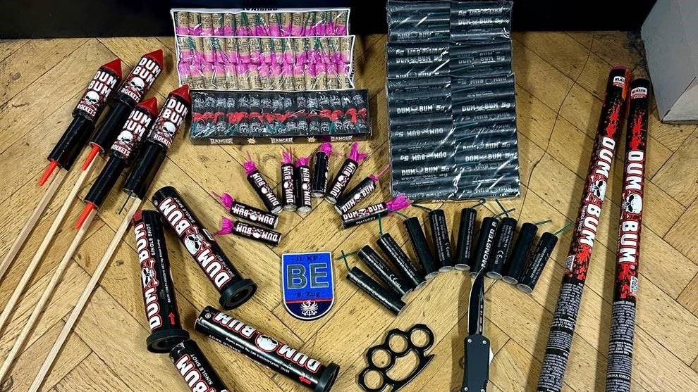 Die Polizei stellte am Wochenende verbotene Pyrotechnik und verbotene Waffen sicher.