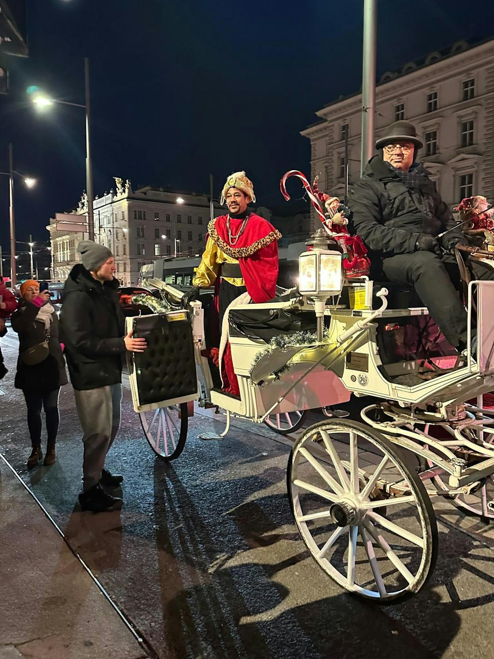 In Pferdekutschen kamen die drei heiligen Könige am Schwarzenbergplatz an. 