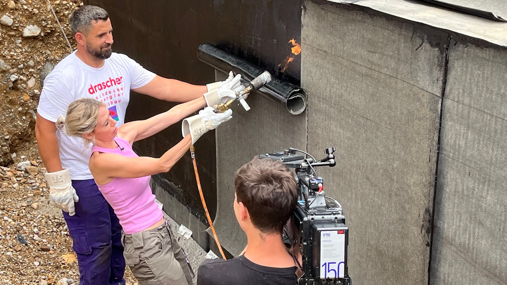 Nach seinem Baggerunfall auf der Baustelle, fällt Günther kurzzeitig aus und Sandra darf nun die Dinge in die Hand nehmen.