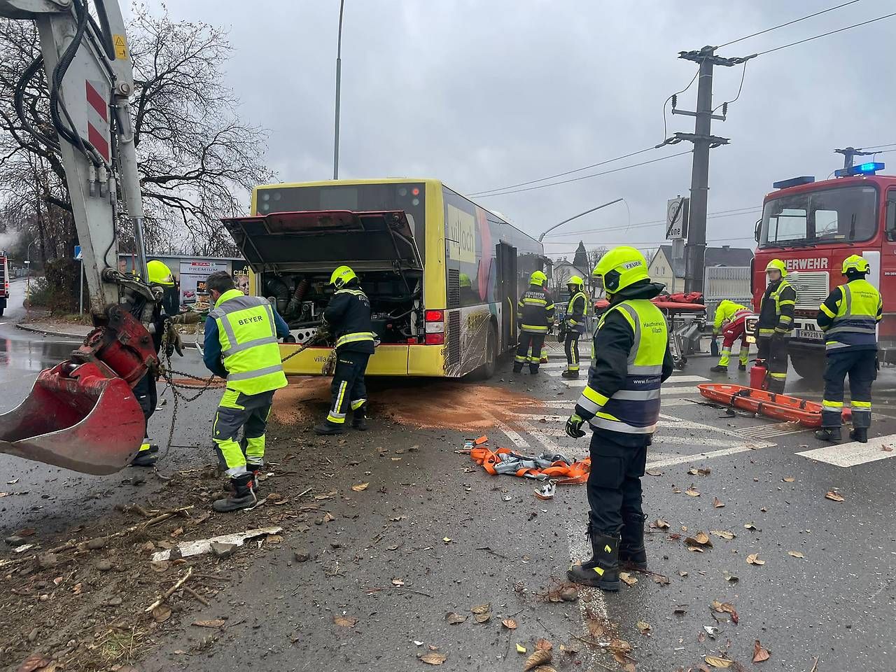 Der verunfallte Bus wurde von der Feuerwehr geborgen.