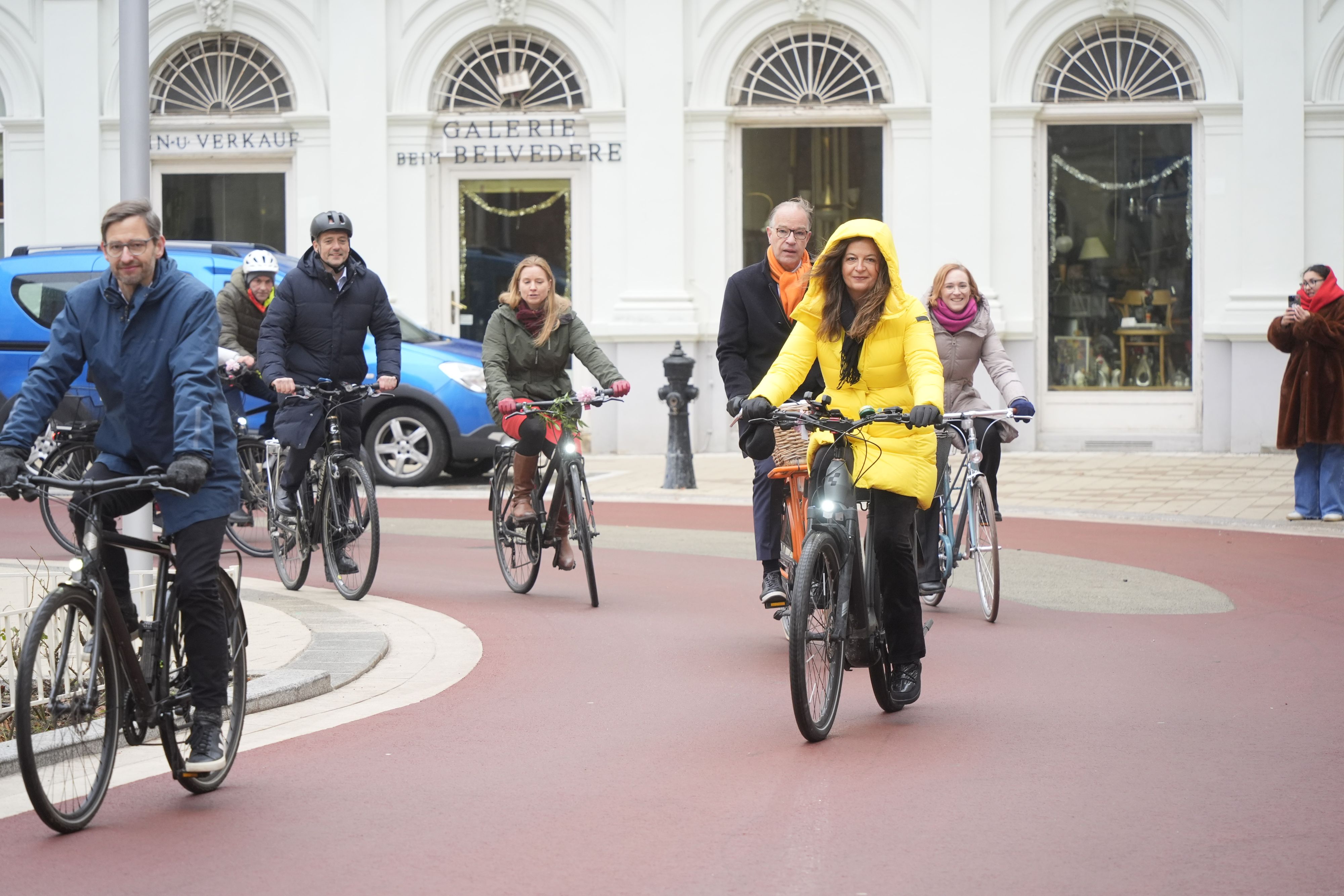 Die Fahrradstraße in der Argentinierstraße ist fertig. Mobilitätsstadträtin Ulli Sima (rechts) testete die Strecke.