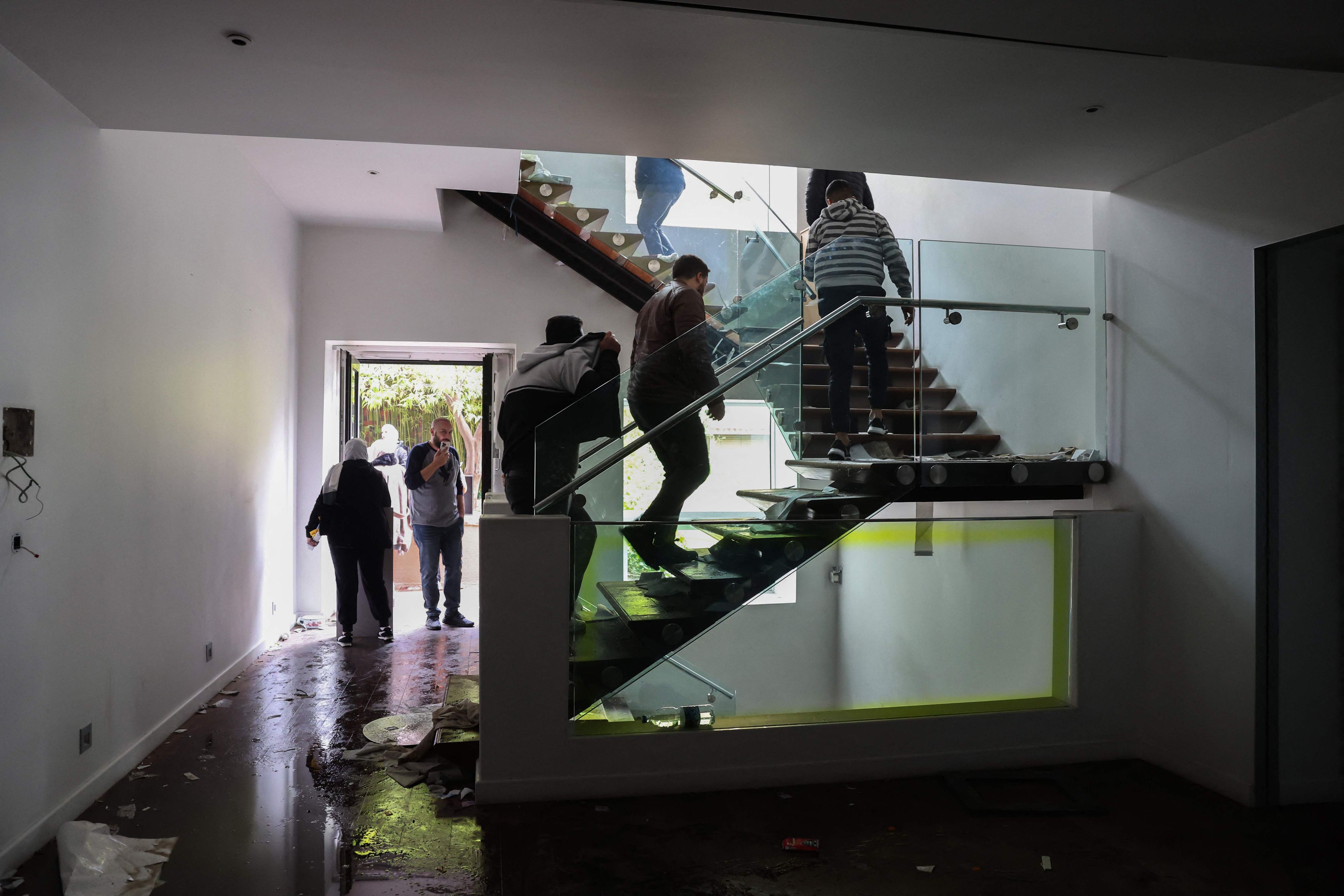 Zahlreiche Menschen sahen sich die private Residenz des gestürzten Machthabers von innen an. 