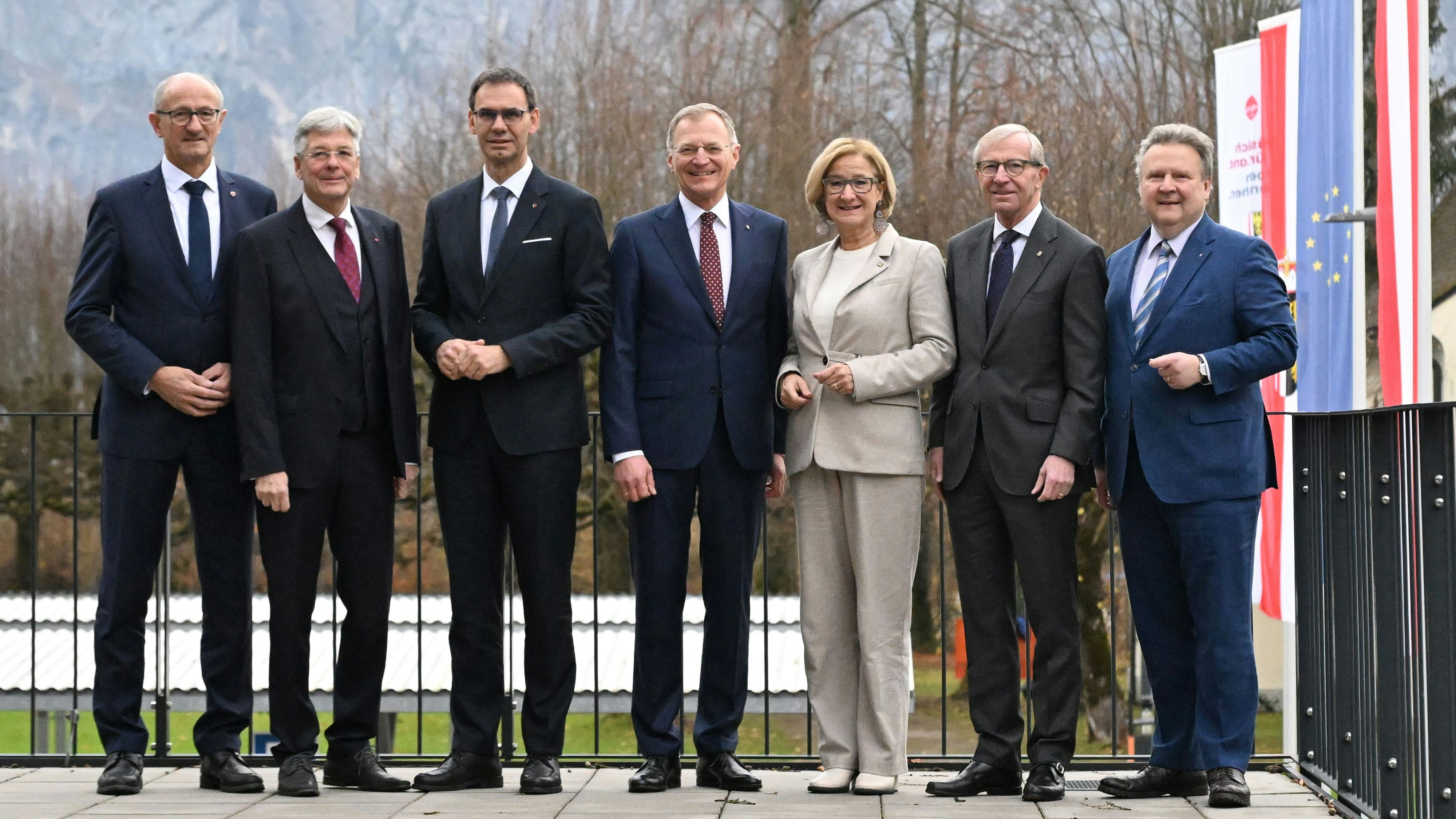 Download von www.picturedesk.com am 09.12.2024 (14:16).  ABD0012_20241127 - TRAUNKIRCHEN - ÖSTERREICH: (v.l.) Die Landeshauptleute aus Tirol Anton Mattle (ÖVP), Kärnten Peter Kaiser (SPÖ), Vorarlberg Markus Wallner (ÖVP), Oberösterreich.Thomas Stelzer (ÖVP), Niederösterreich Johanna Mikl-Leitner (ÖVP), Salzburg Wilfried Haslauer (ÖVP), Wien Michael Ludwig (SPÖ) bei einem Gruppenbild anlässlich der Landeshauptleute-Konferenz am Mittwoch, 27. November 2024, in Traunkirchen. - FOTO: APA/BARBARA GINDL - 20241127_PD1106 - Rechteinfo: Rights Managed (RM)