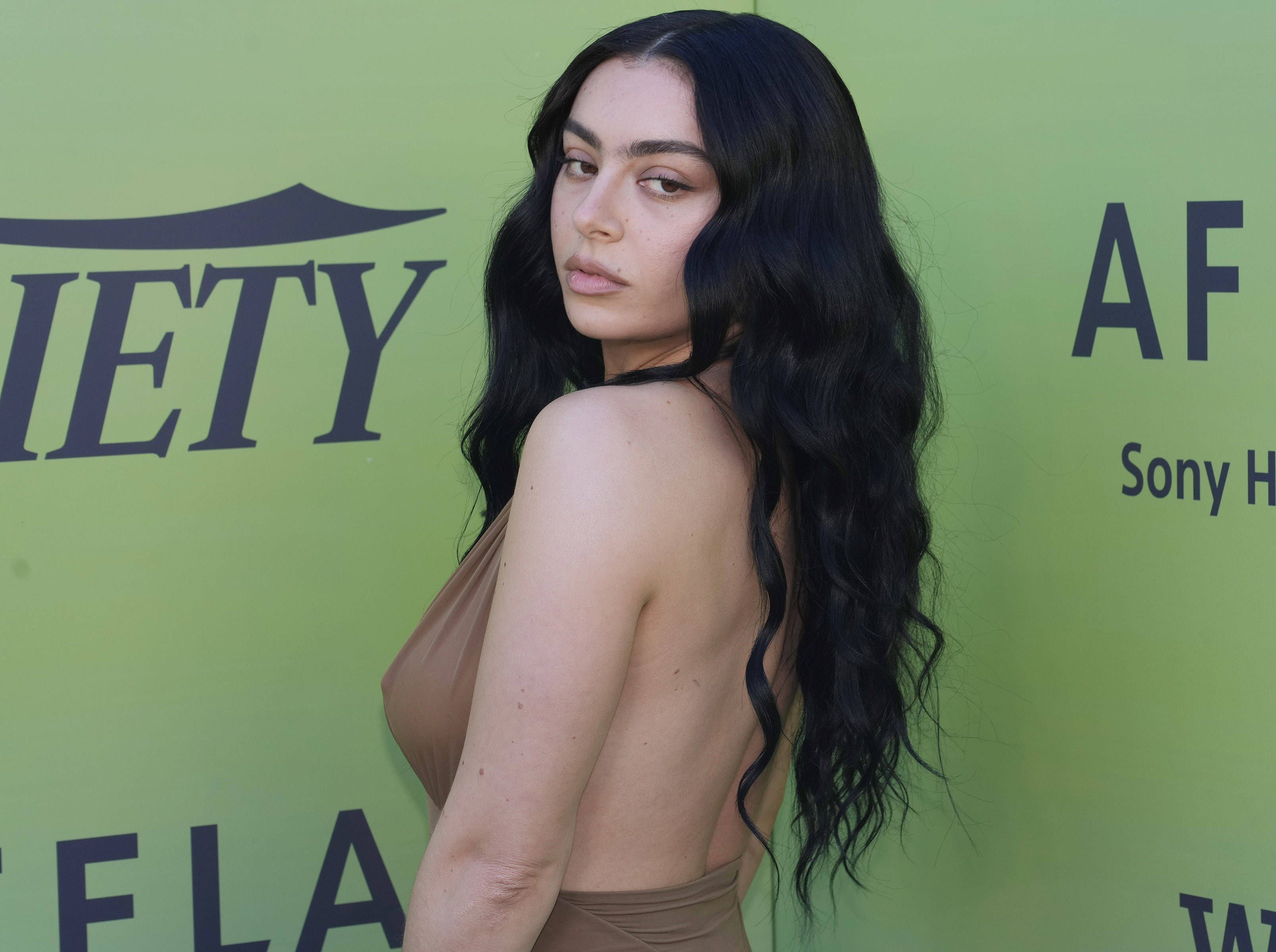 Charli XCX stürmt die Charts.