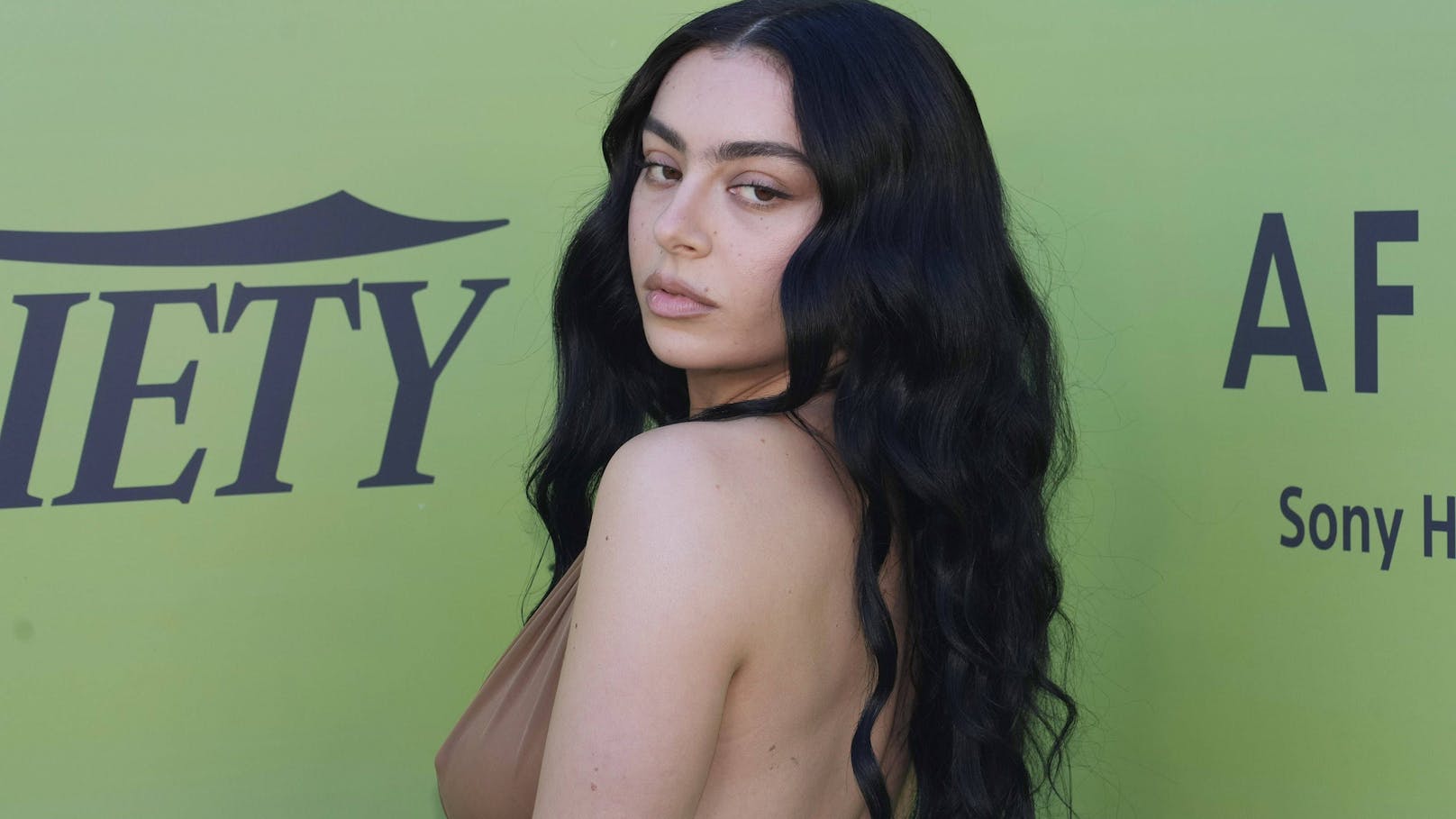 "Habe oft große Schmerzen" – Charli XCX über Konzerte