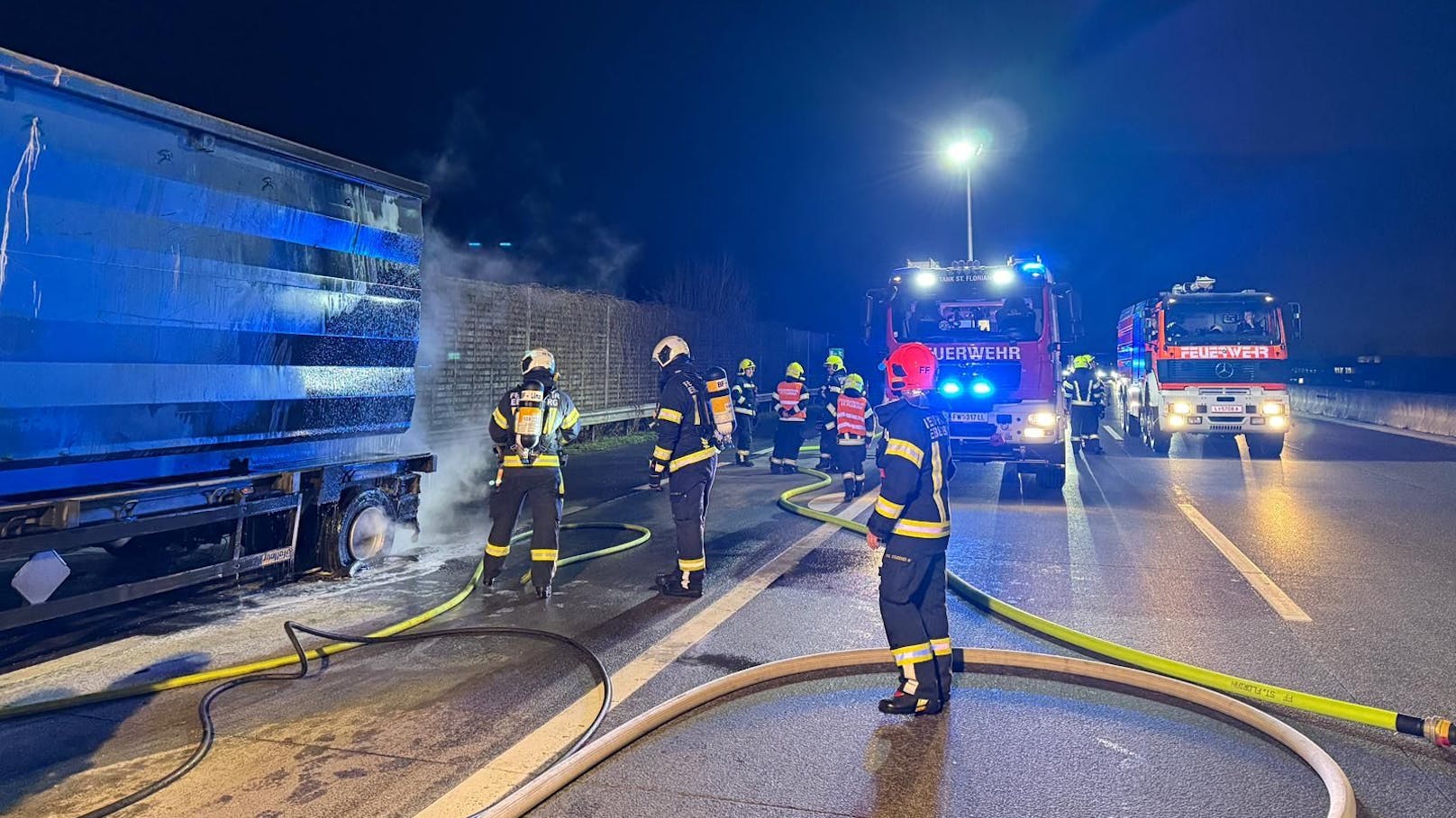 Lkw-Fahrer bemerkt Rauch und zögert keine Sekunde