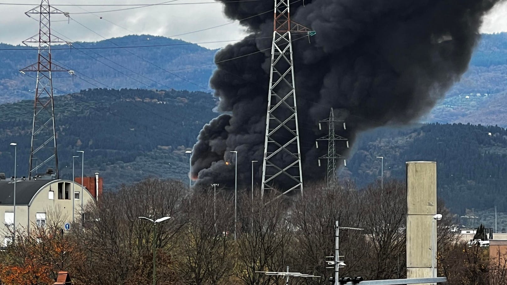 Raffinerie bei Florenz explodiert! Mindestens zwei Tote