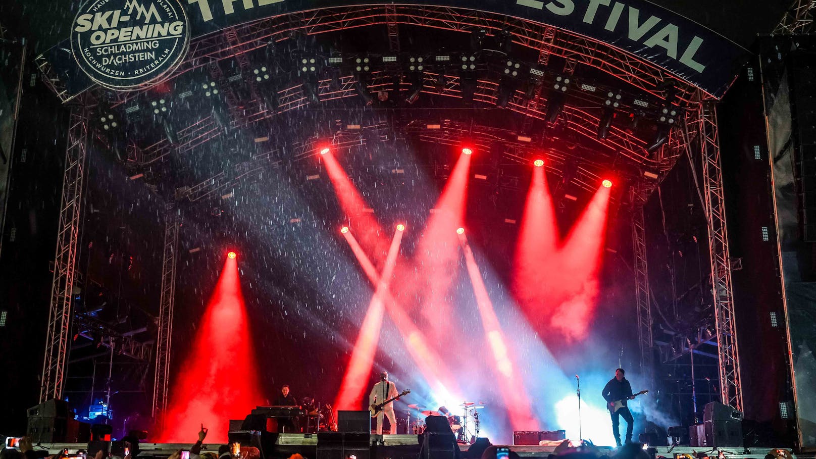 <strong>Bryan Adams</strong> (Bild), <strong>Sting</strong> und <strong>Simply Red</strong> brachten rund 26.500 Fans und skibegeisterte Festivalgäste zum Ski Opening Schladming-Dachstein.