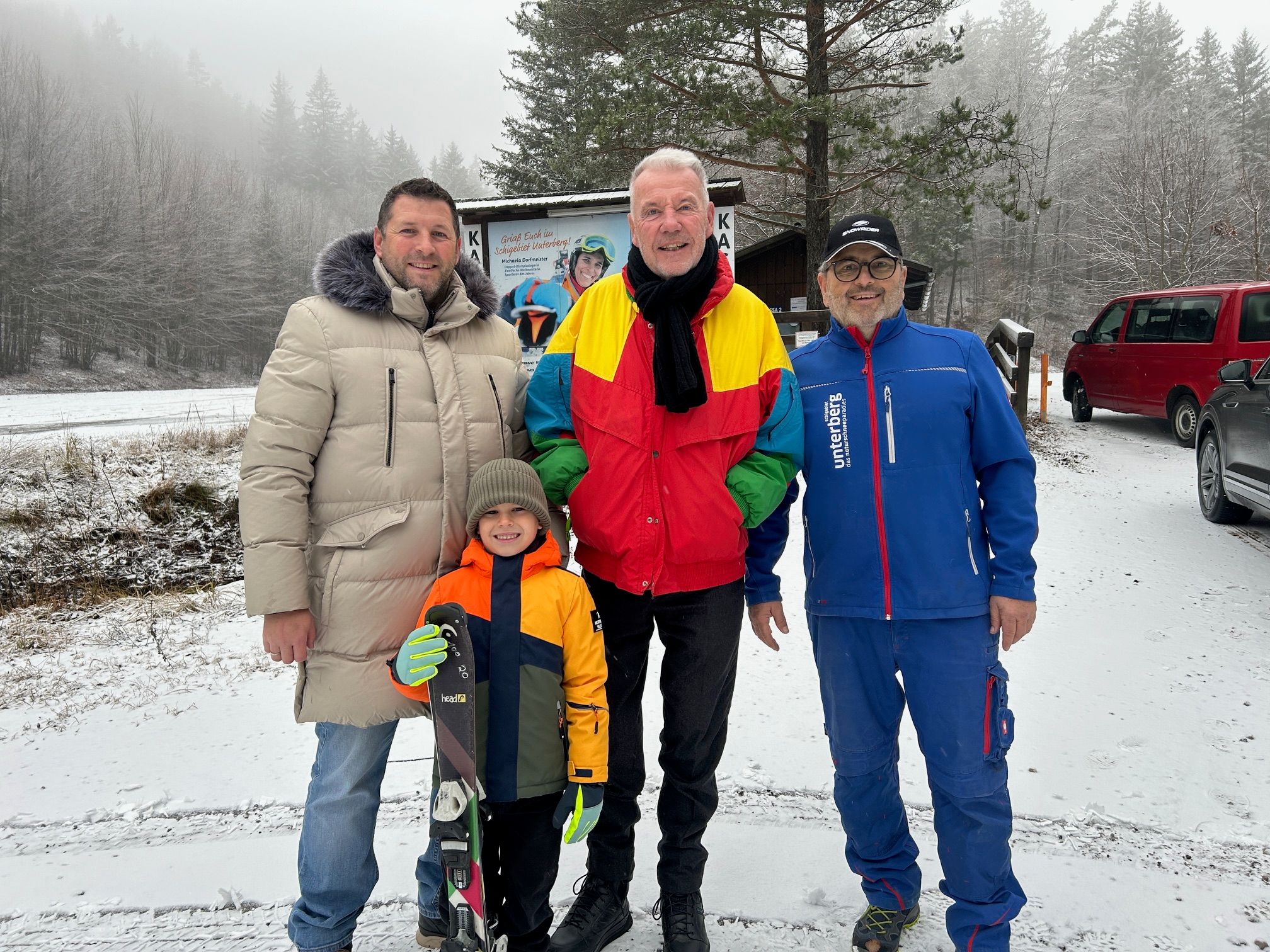 Thomas Ernst (Firma Partsch), Henry, Bürgermeister Klaus Schneeberger und Erich Panzenböck (Skigebiet Unterberg).