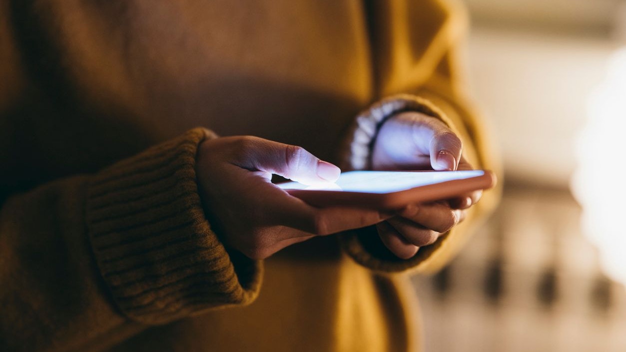 Eine neue Betrugsmasche auf WhatsApp beginnt mit einer Nachricht über ein angeblich veröffentlichtes Foto.