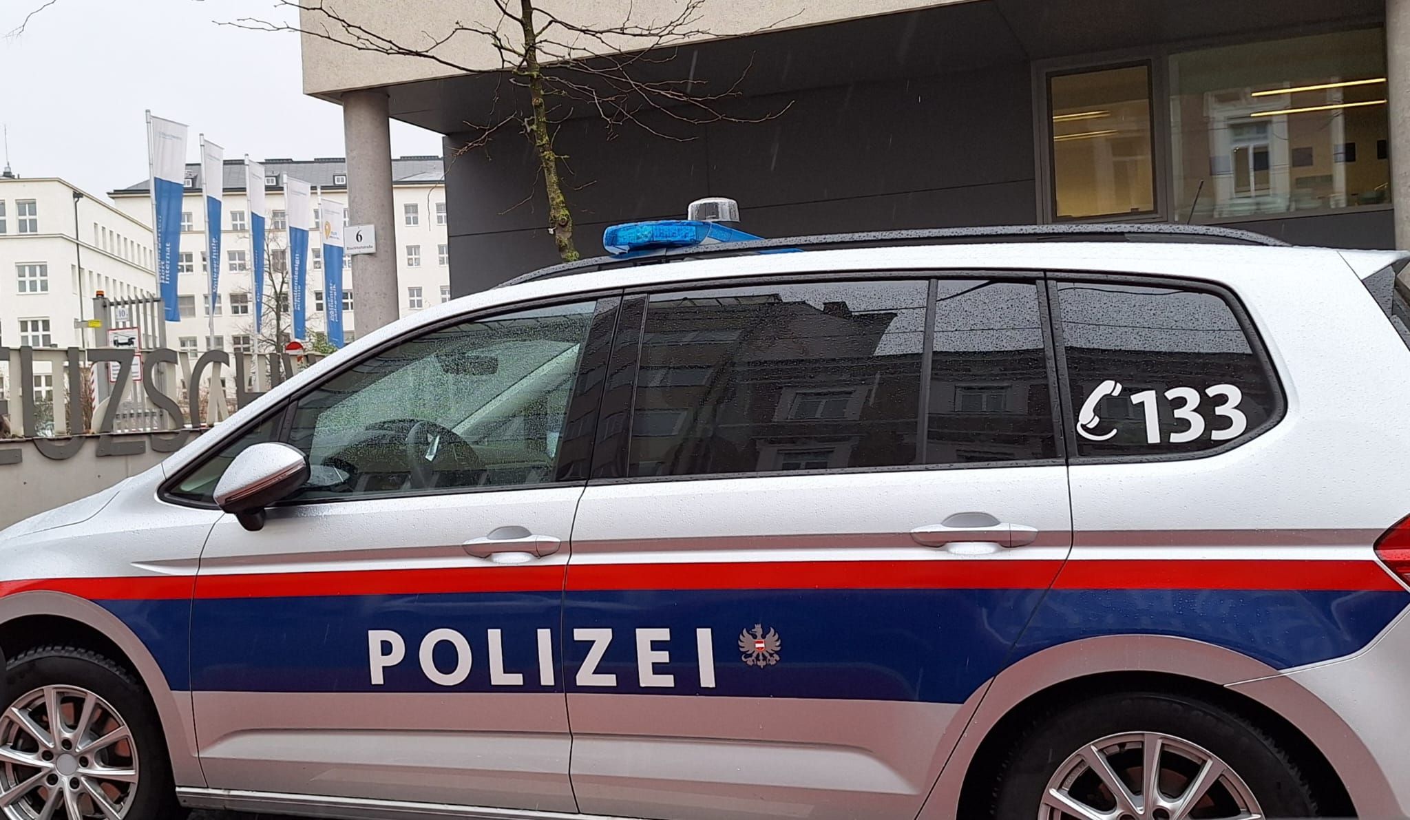 Die Polizei durchsuchte das Gebäude der Kreuzschwestern-Schule in Linz, regelte dort auch den Verkehr.