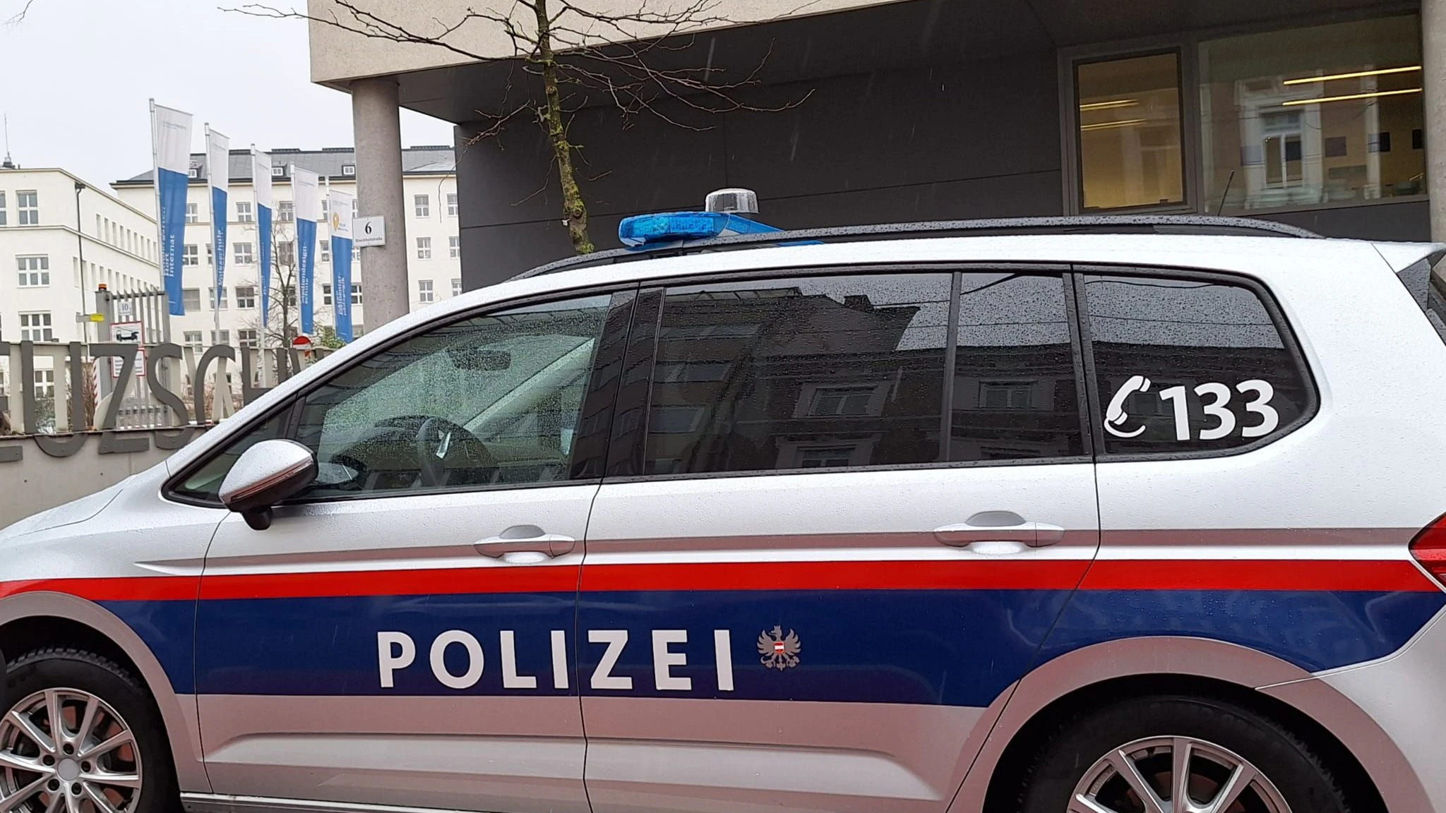 Die Polizei durchsuchte das Gebäude der Kreuzschwestern-Schule in Linz, regelte dort auch den Verkehr.