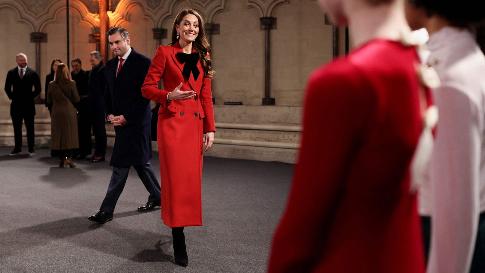 Prinzessin Kate entzückte beim Weihnachtsgottesdienst in der Westminster Abbey in einem roten Mantel.