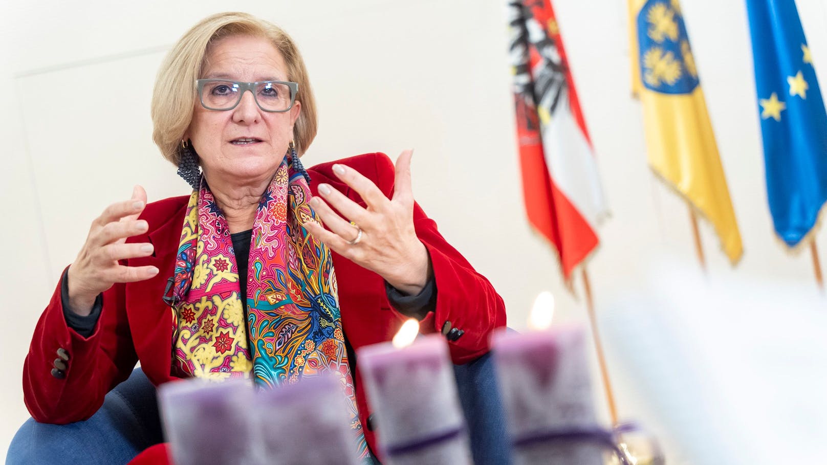 Johanna Mikl-Leitner zur Hochwasser-Katastrophe: "Das Ehrenamt ist unsere Stärke, über 95.000 Freiwillige haben im Kampf gegen die Fluten mitgeholfen."