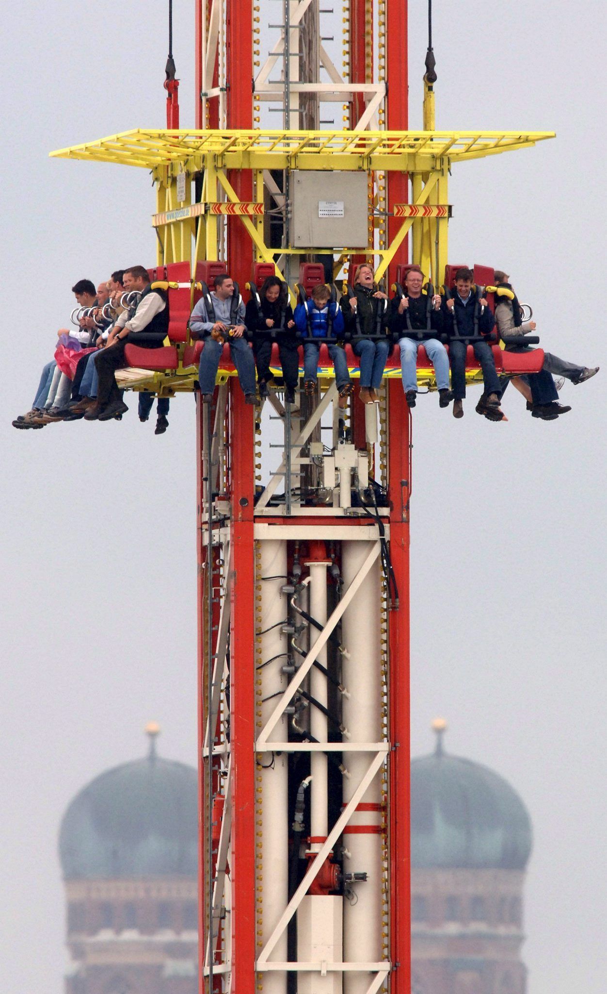 Der Turm wurde nach dem Unfall gesperrt und wird nun abgetragen. (Symbolbild)