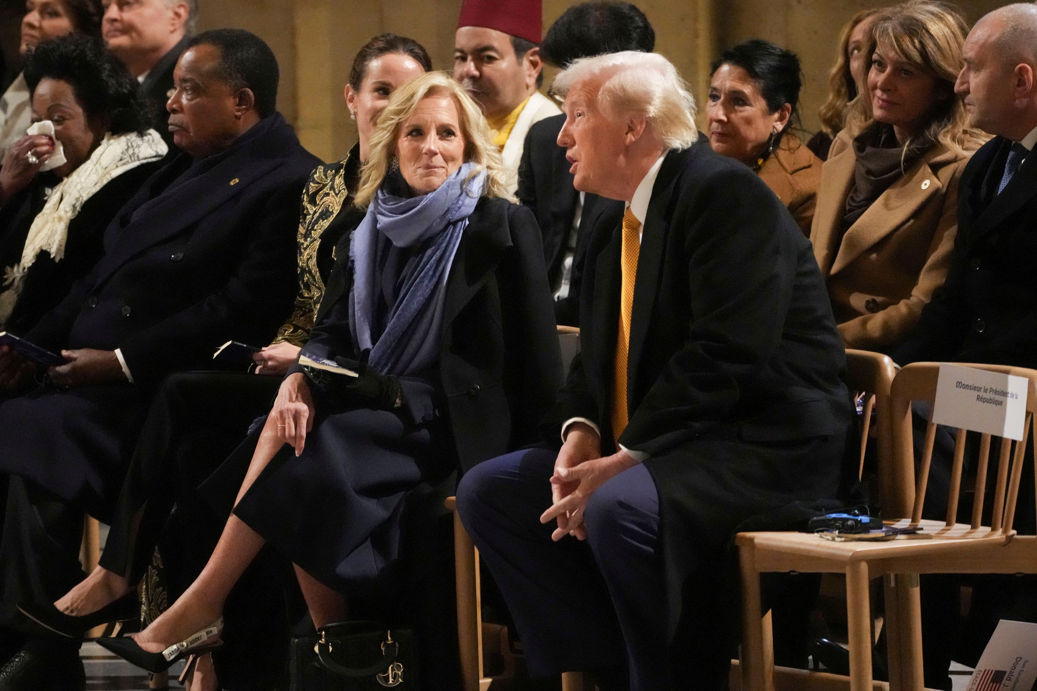 Diese Bilder gingen um die Welt – und im Netz viral. Viele sind der Meinung, dass die noch amtierende First Lady, Jill Biden, wohl Gefallen an Donald Trump fand.