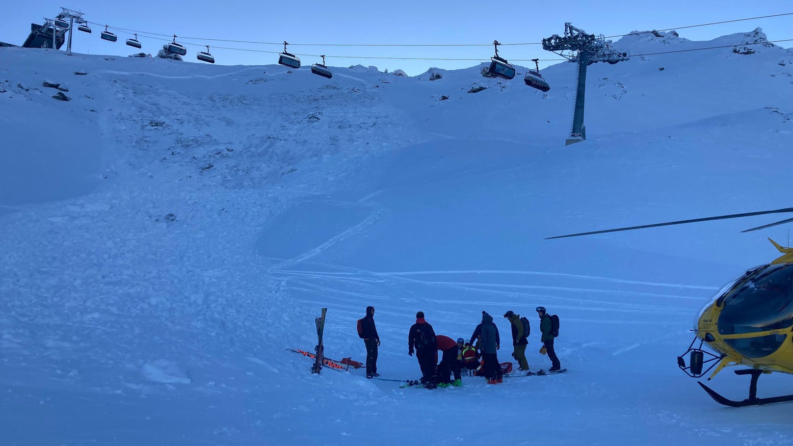 Ein Freeride-Guide wurde von einer Lawine erfasst, teilverschüttet und schwer verletzt.